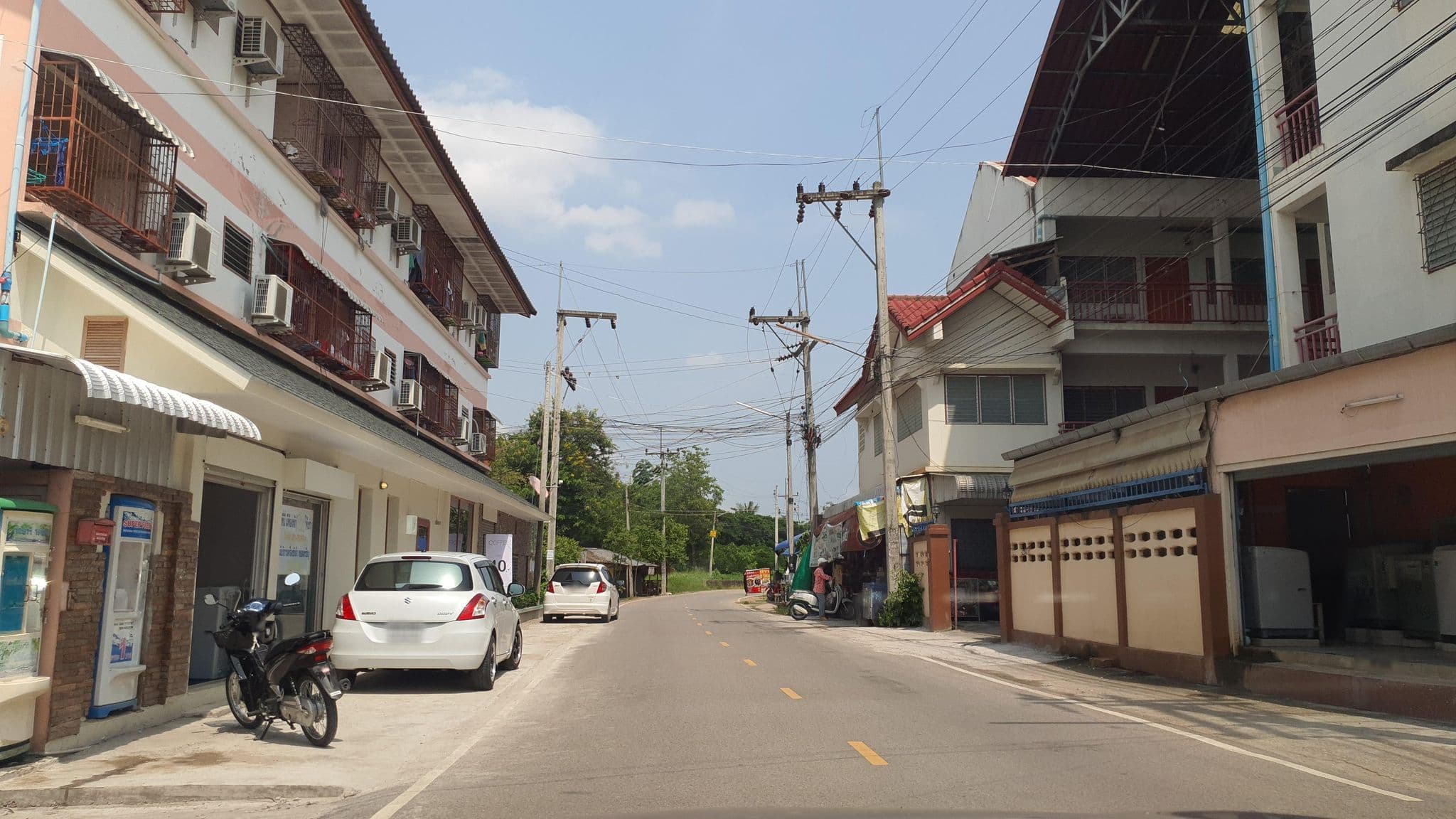 Street view near The River House ( เดอะ ริเวอร์เฮ้าส์ ลำพูน ), Lamphun — © jrcarlsen (CC BY-SA · Mapillary)