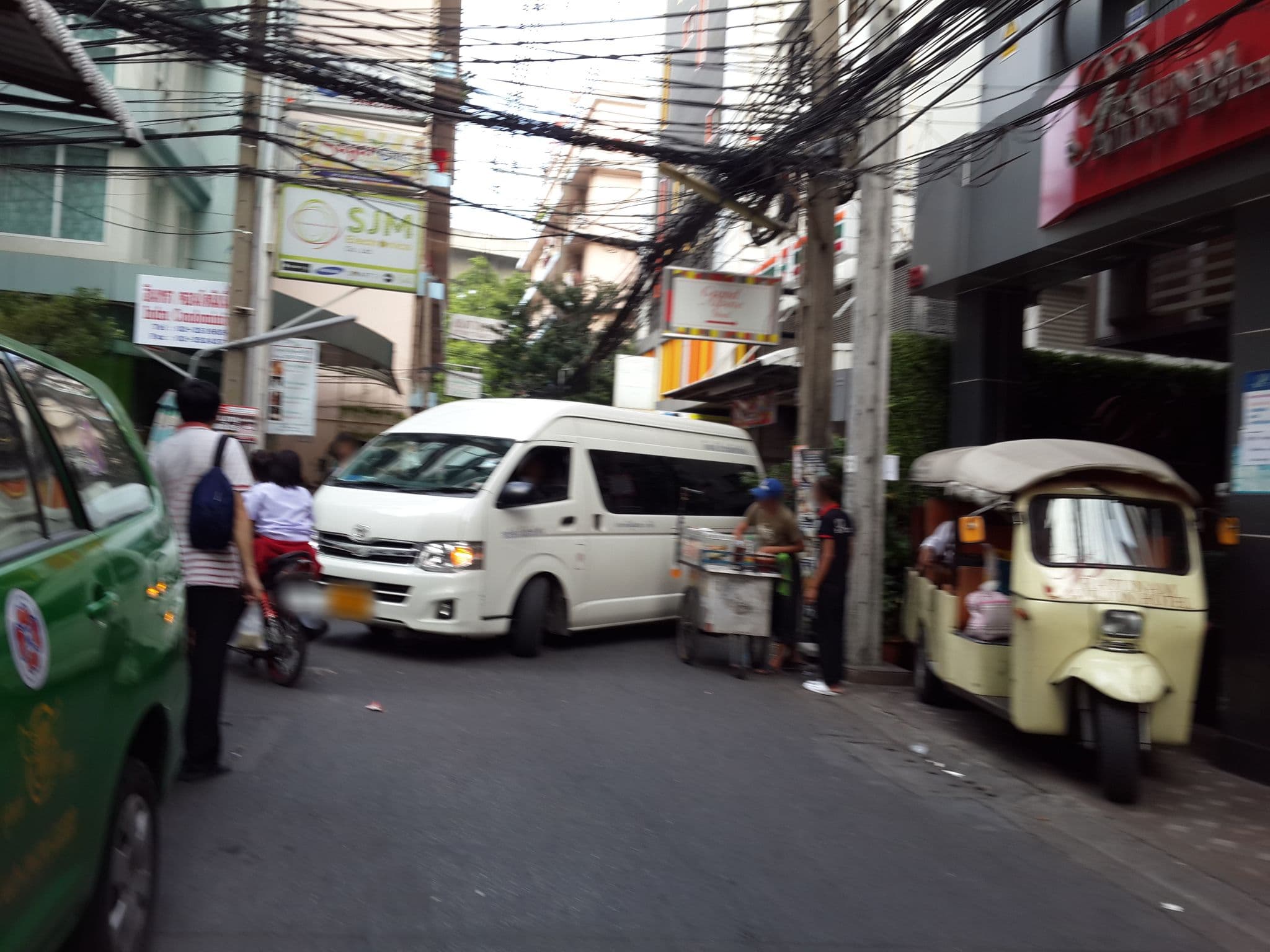 Street view near Amber Inn Bangkok, Makkasan