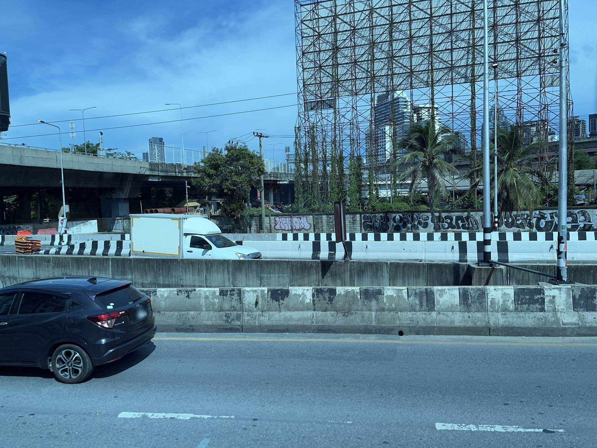 Street view near Kim Hotel at Morleng, Makkasan — © DriveWithHoang (CC BY-SA · Mapillary)