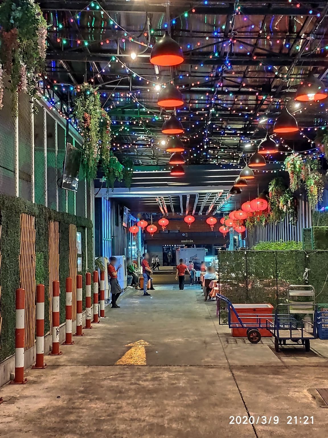 Street view near Ascella Pratunam Hotel, Makkasan