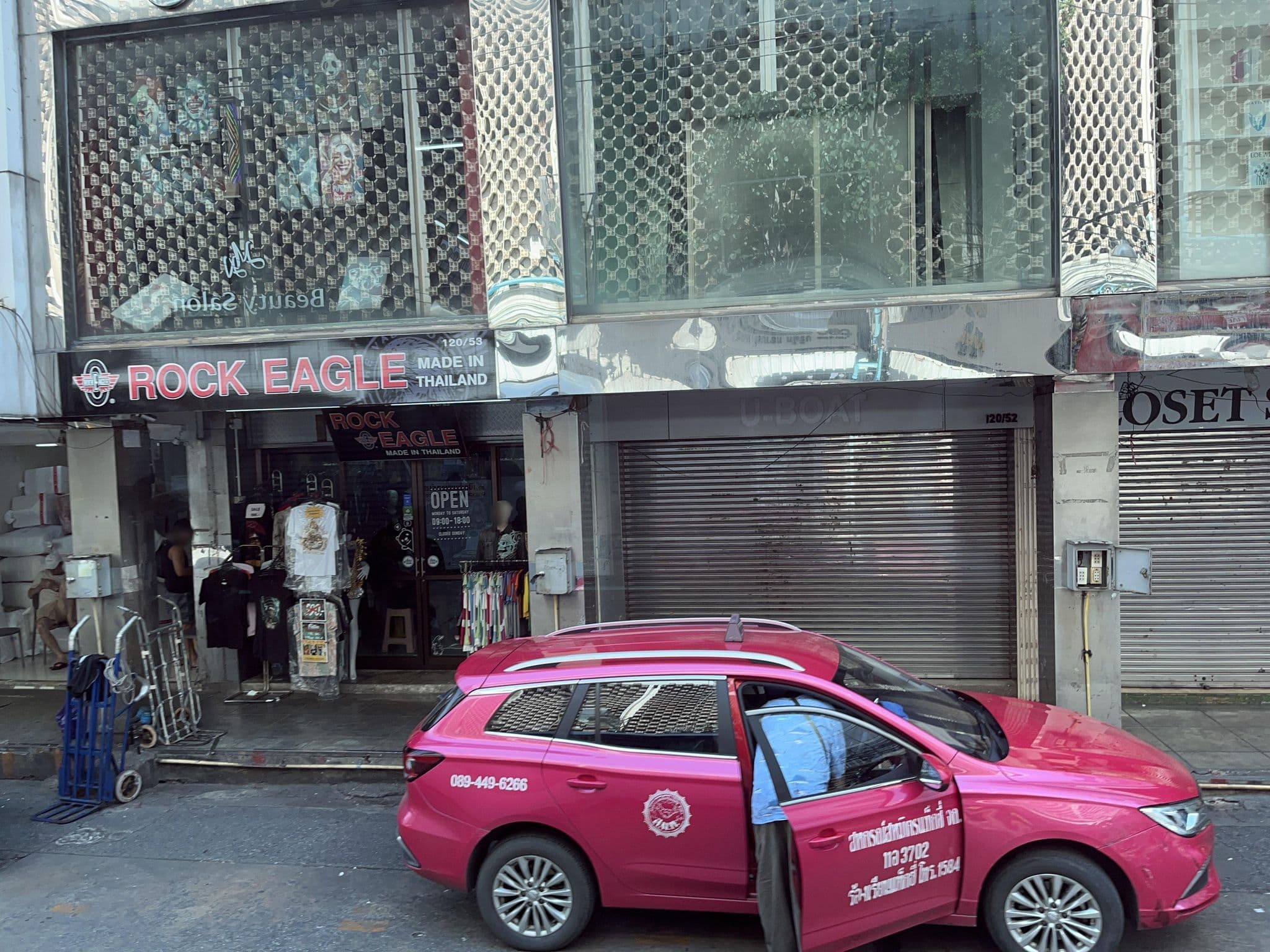 Street view near Miracle Gallery Hotel, Makkasan