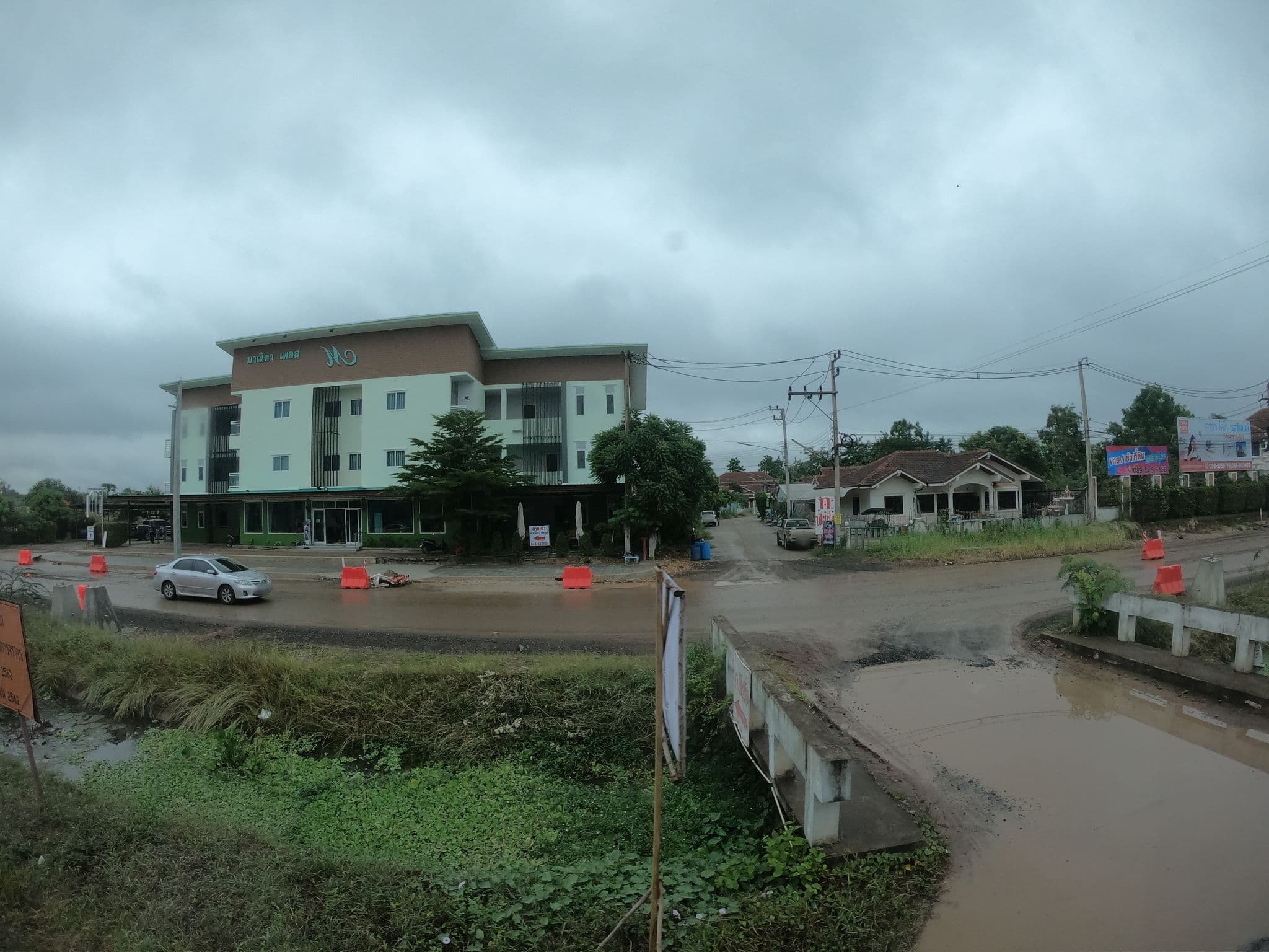 Street view near โรงแรมมาณิดา เพลส (Manida place hotel), Nakhon Ratchasima — © ozflor (CC BY-SA · Mapillary)