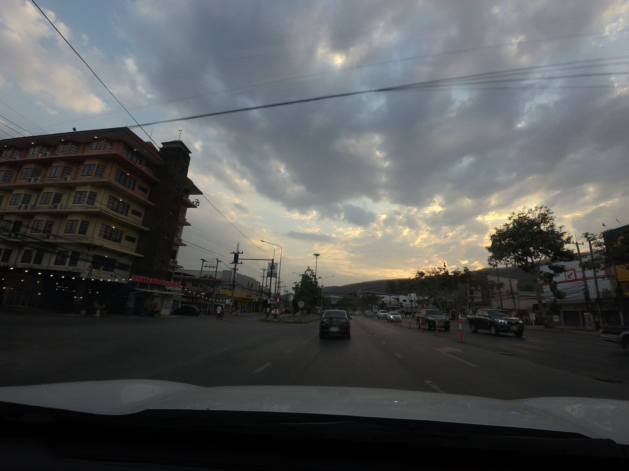 Street view near Rimtarn Hotel Pakchong โรงแรมริมธาร ปากช่อง, Pak Chong — © mishari (CC BY-SA · Mapillary)