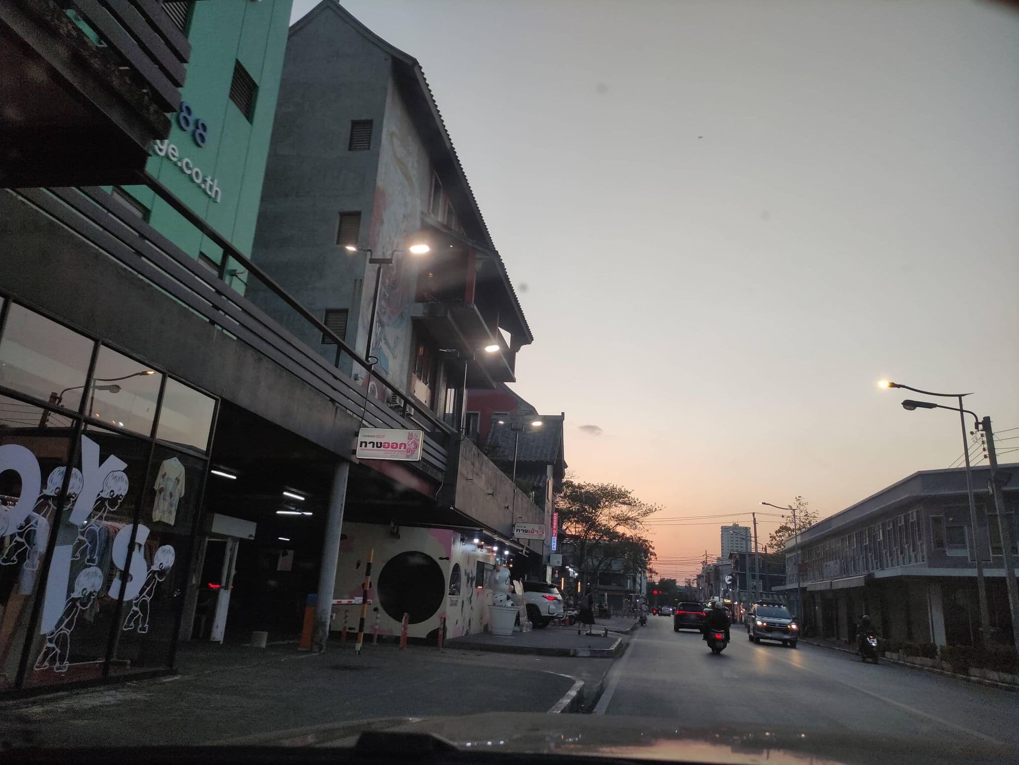 Street view near Travis Samyan, Pathum Wan — © kasetitkml_pipitchai (CC BY-SA · Mapillary)
