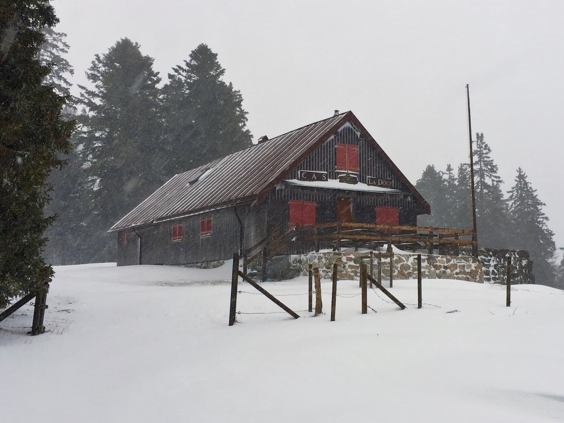 Cabane Rochefort (via Wikimedia Commons, CC BY-SA 4.0)