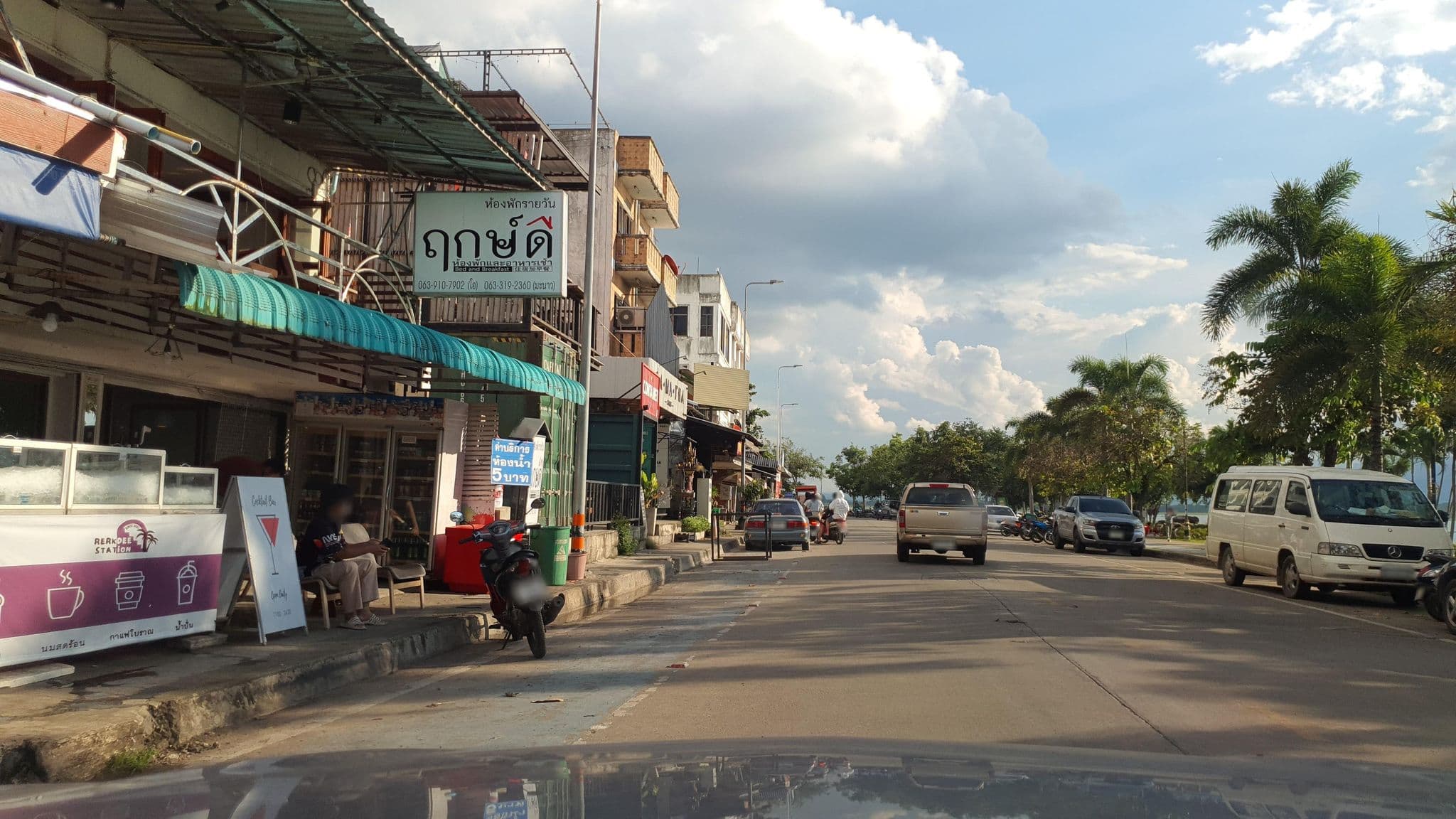 Street view near RerkDee Bed and Breakfast, Phayao — © jrcarlsen (CC BY-SA · Mapillary)