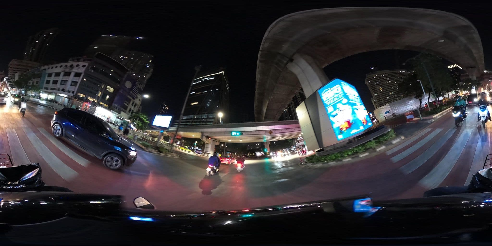 Street view near AVALAN hotel, Ratchathewi — © NatchaponJ (CC BY-SA · Mapillary)