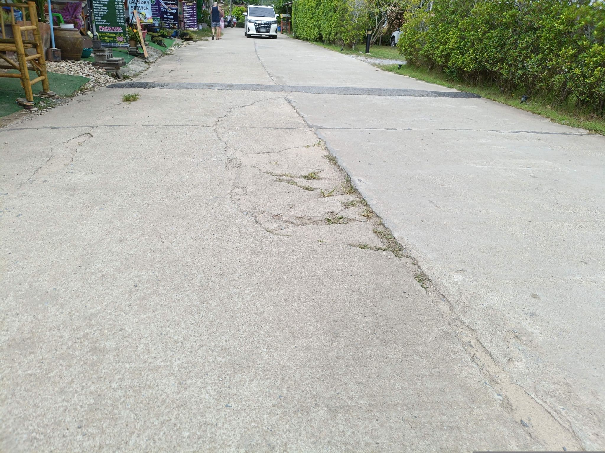 Street view near Baan Long Beach, Saladan