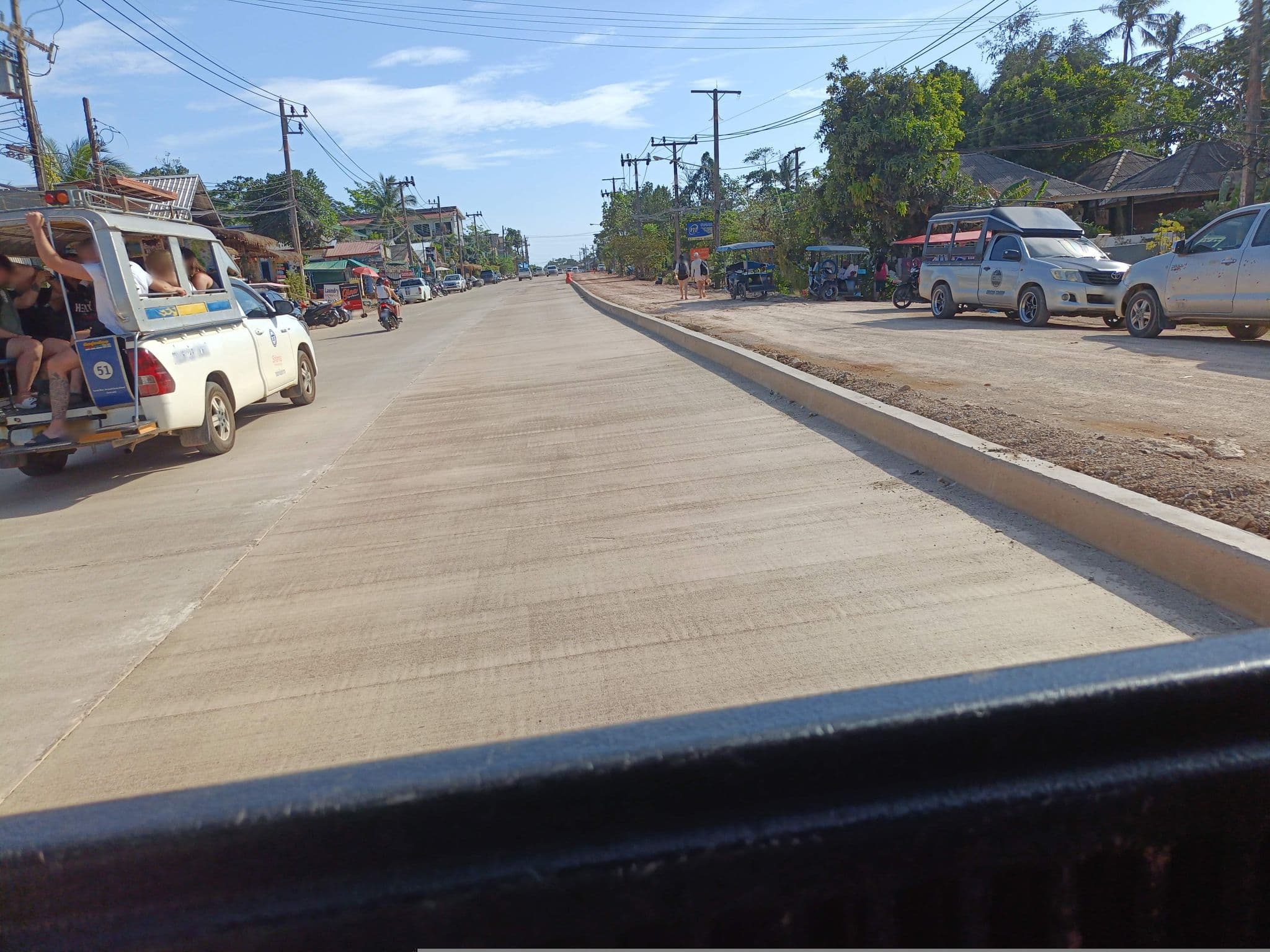 Street view near Lanta Manda, Saladan