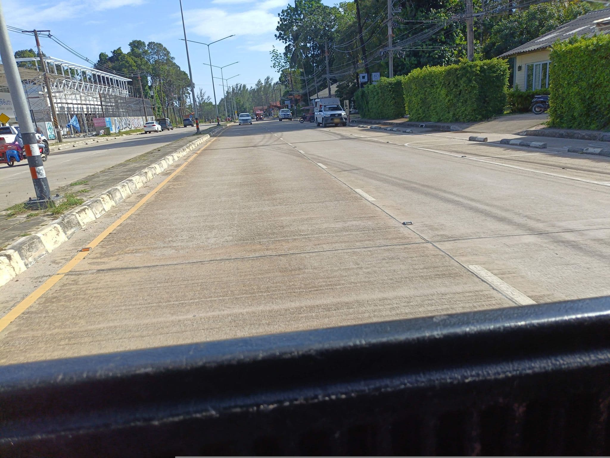 Street view near Baan Sri Lanta Sand, Saladan