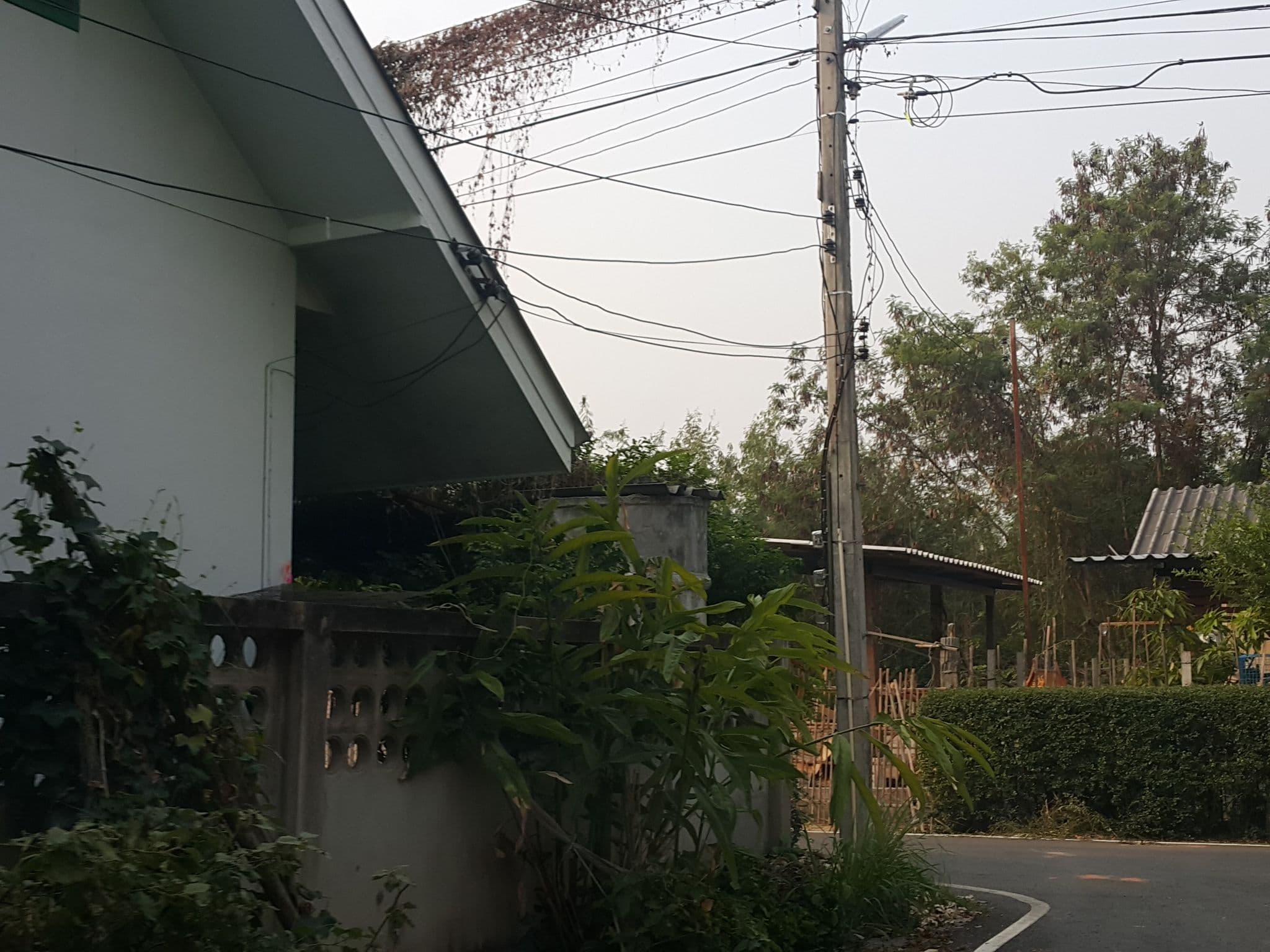 Street view near นรภูมินทร์ THE EXCLUSIVE HOUSE, San Kamphaeng — © jrcarlsen (CC BY-SA · Mapillary)