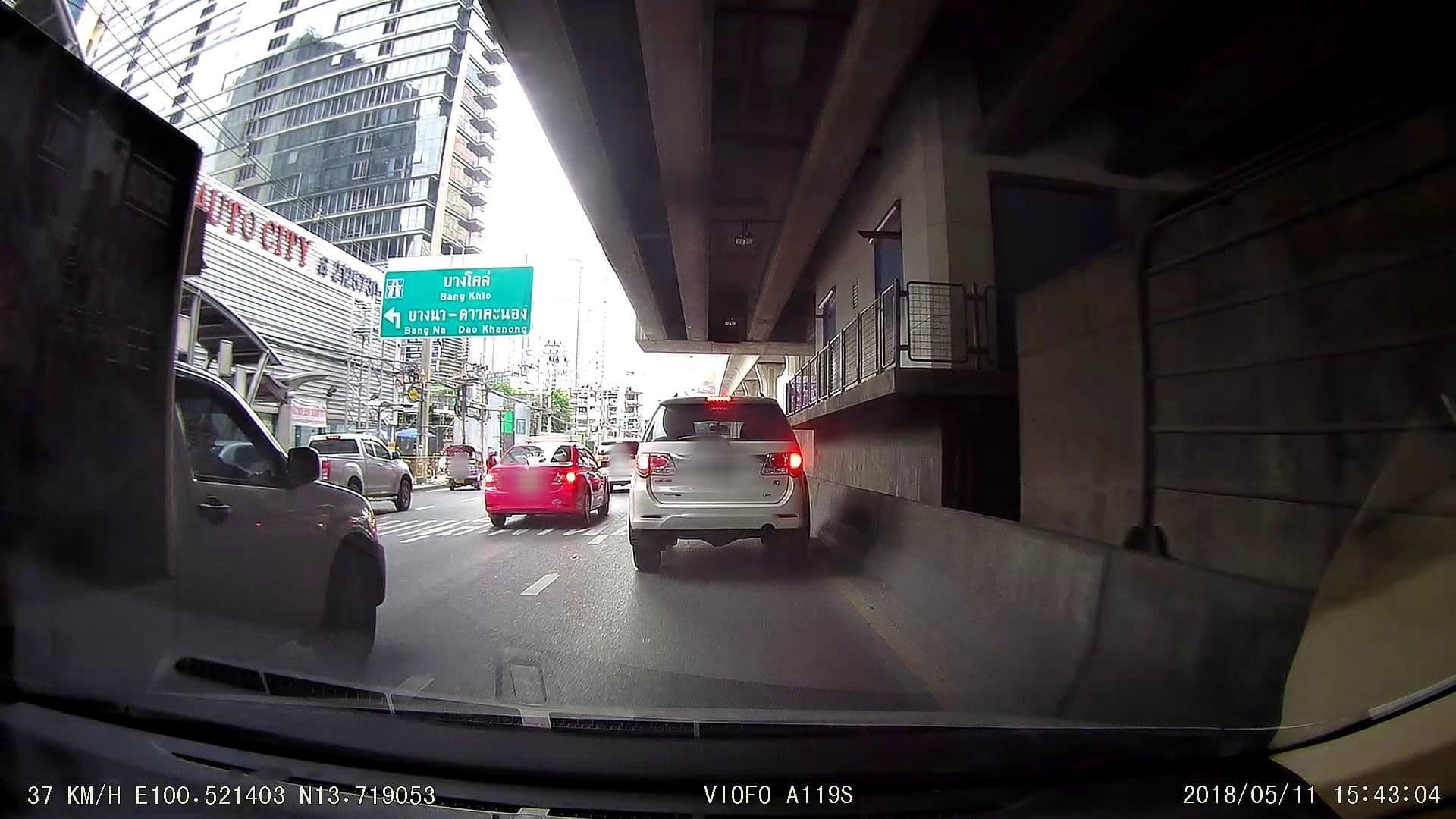 Street view near King Royal Garden Inn, Sathon — © poramet (CC BY-SA · Mapillary)