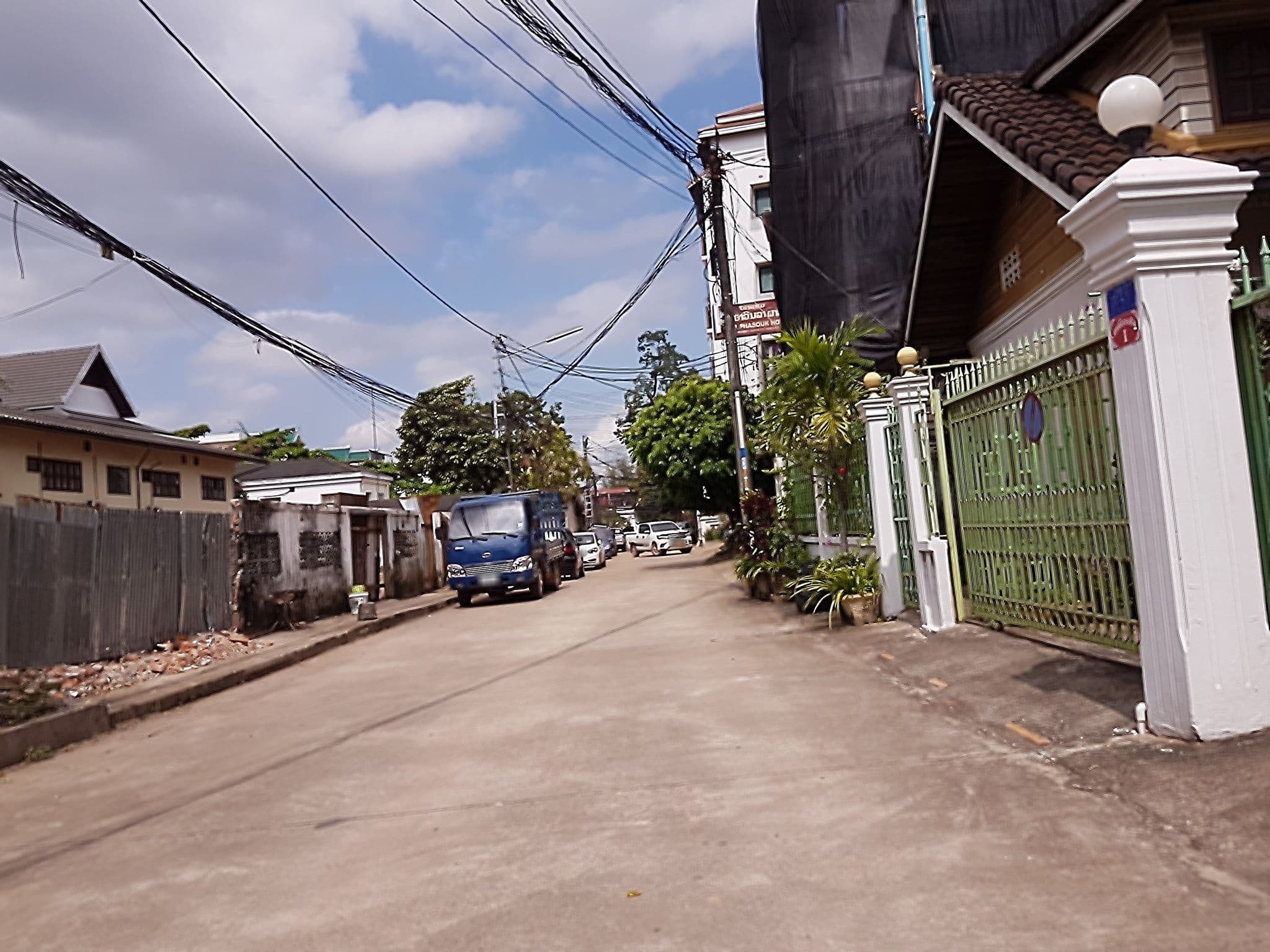 Street view near Phongsavath Boutique Hotel, Si Chiang Mai — © mbethke (CC BY-SA · Mapillary)
