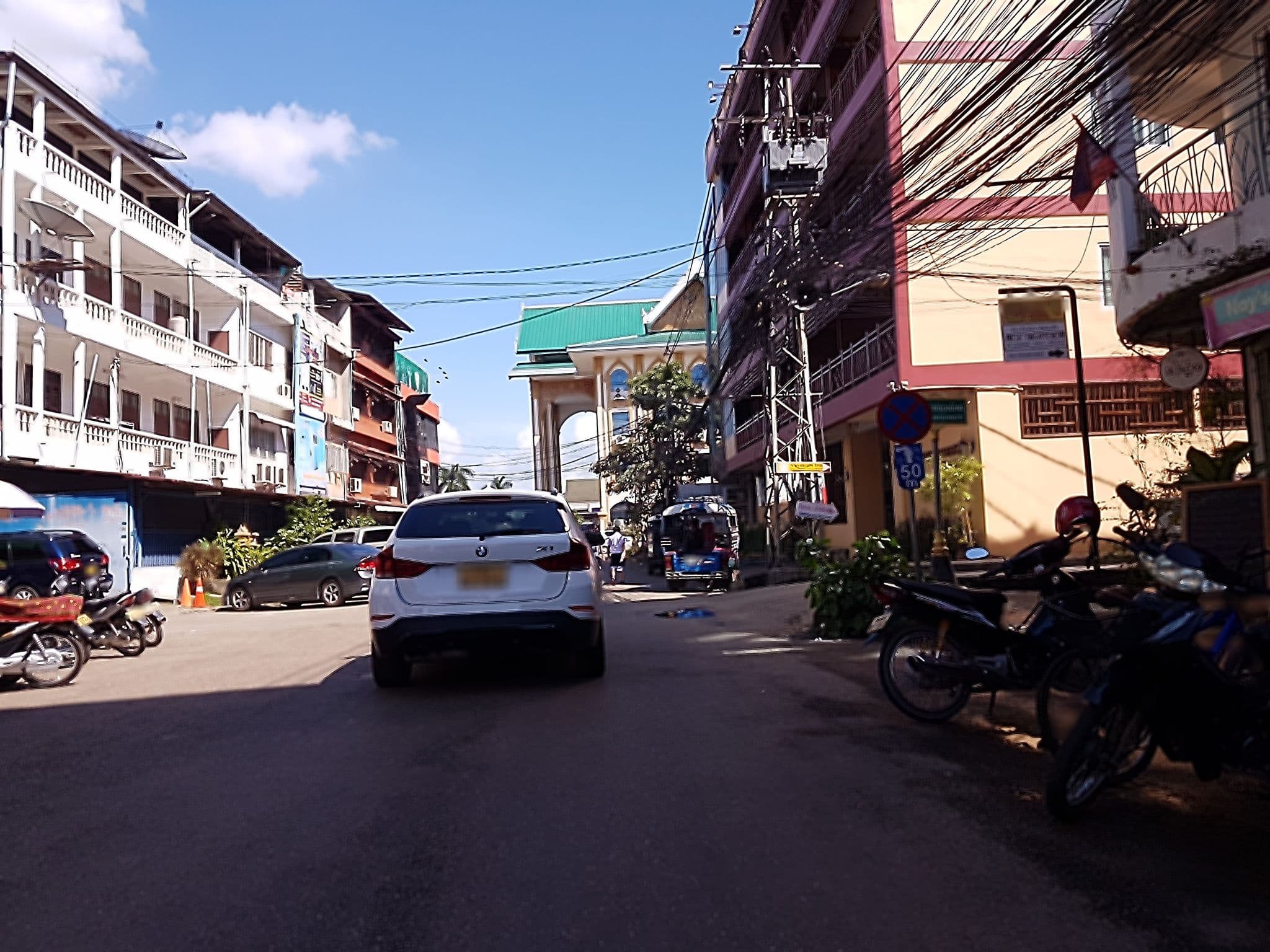 Street view near Manorom Boutique Hotel, Si Chiang Mai — © mbethke (CC BY-SA · Mapillary)