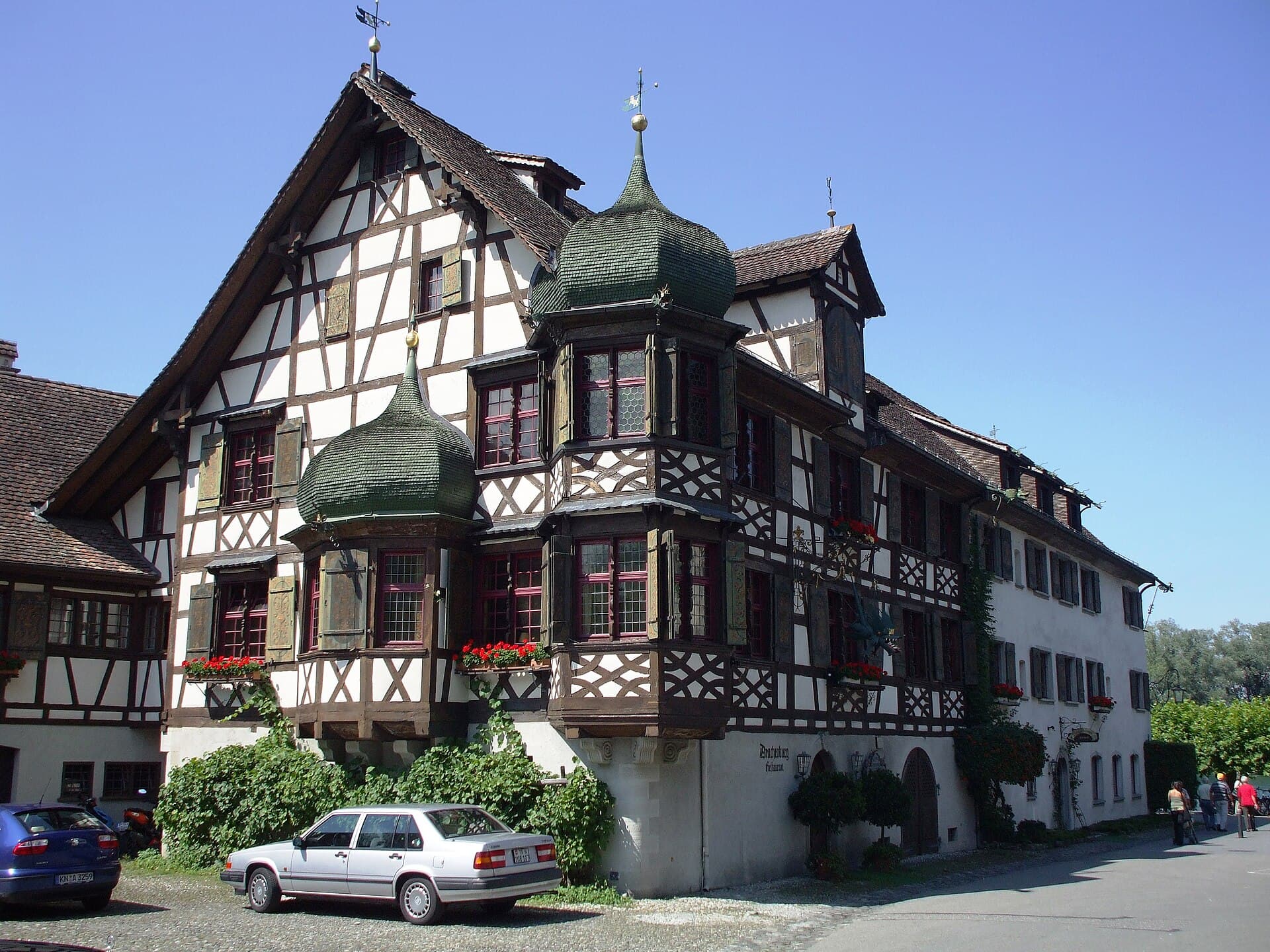 Drachenburg (via Wikimedia Commons, Public domain)