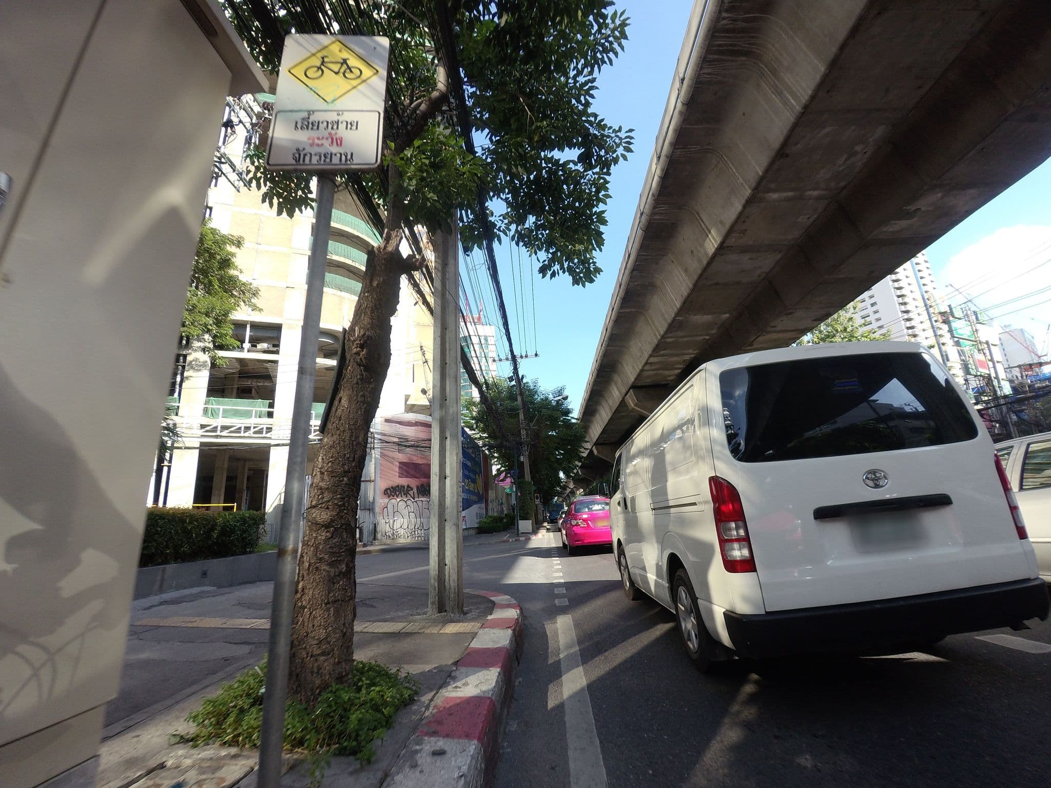 Street view near Parkway Inn Hotel, Watthana — © mishari (CC BY-SA · Mapillary)