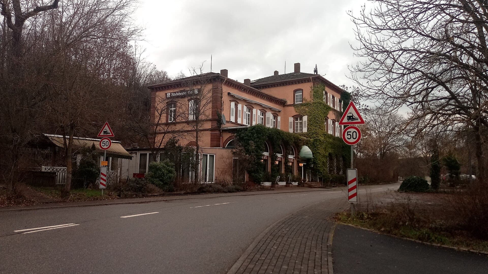 Adelsheimer Hof (via Wikimedia Commons, CC BY 3.0)