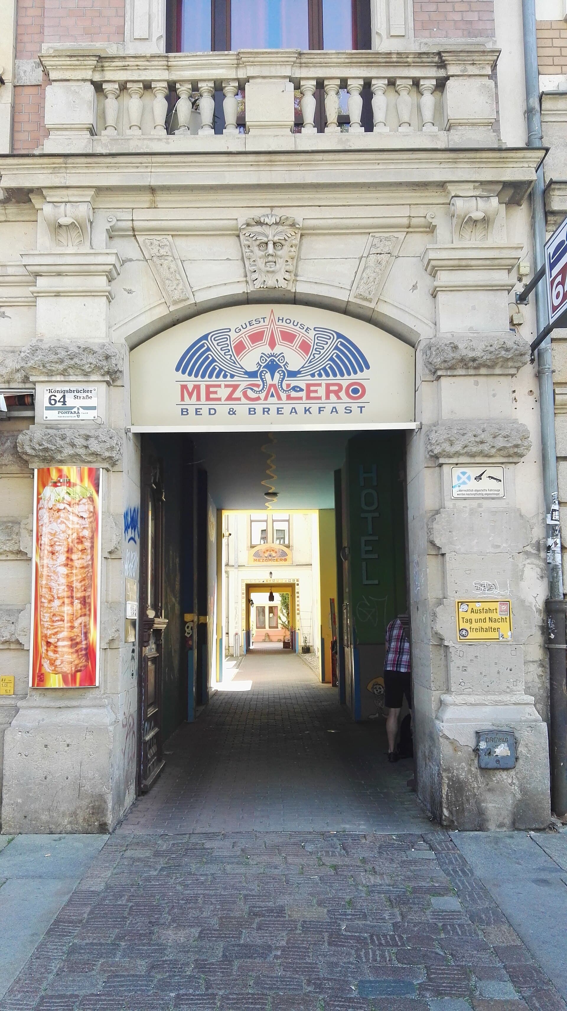 Hostel Mezcalero - Guesthouse - B&B (via Wikimedia Commons, CC BY-SA 3.0)
