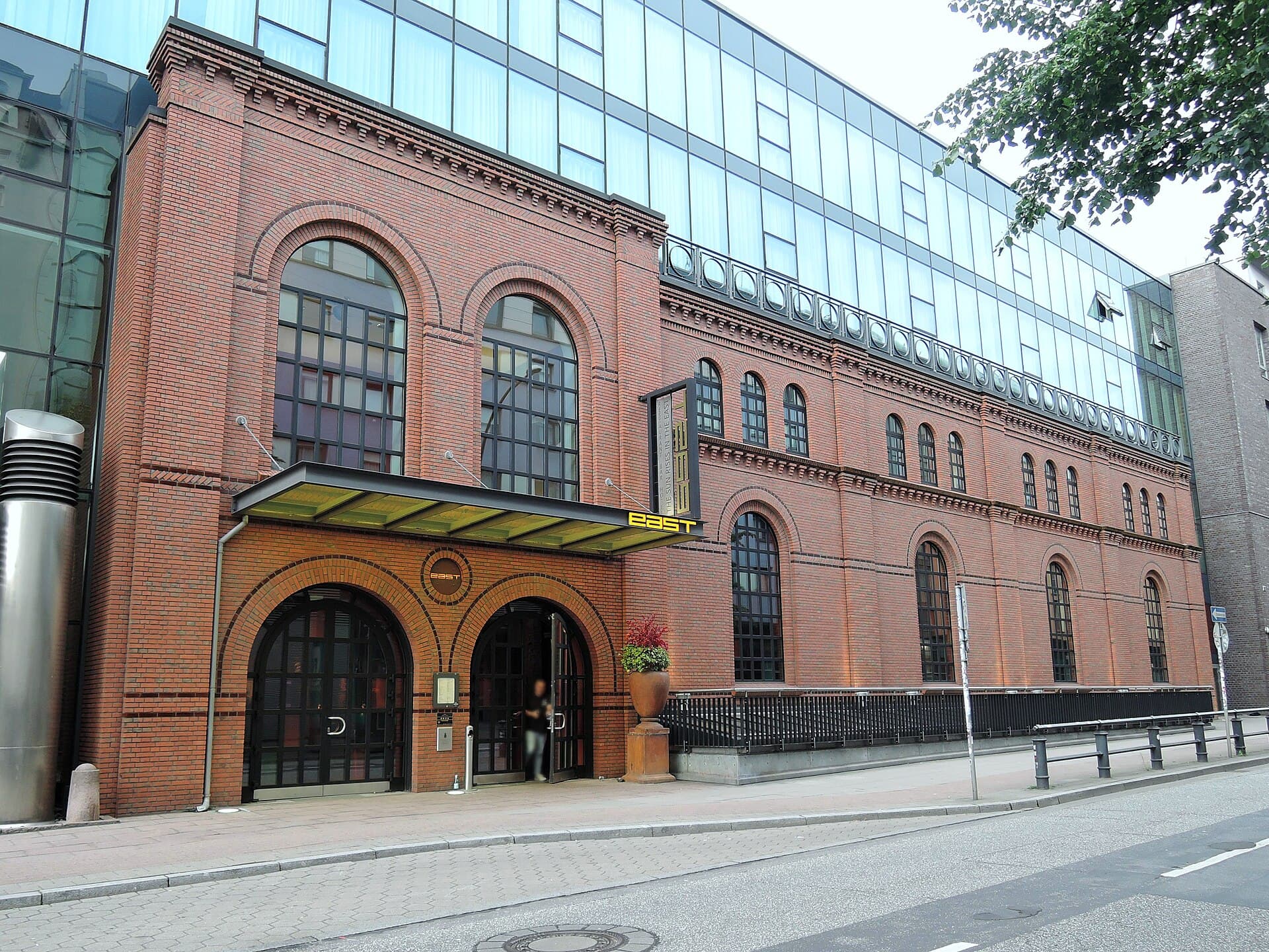 east Hotel Hamburg (via Wikimedia Commons, CC BY-SA 4.0)