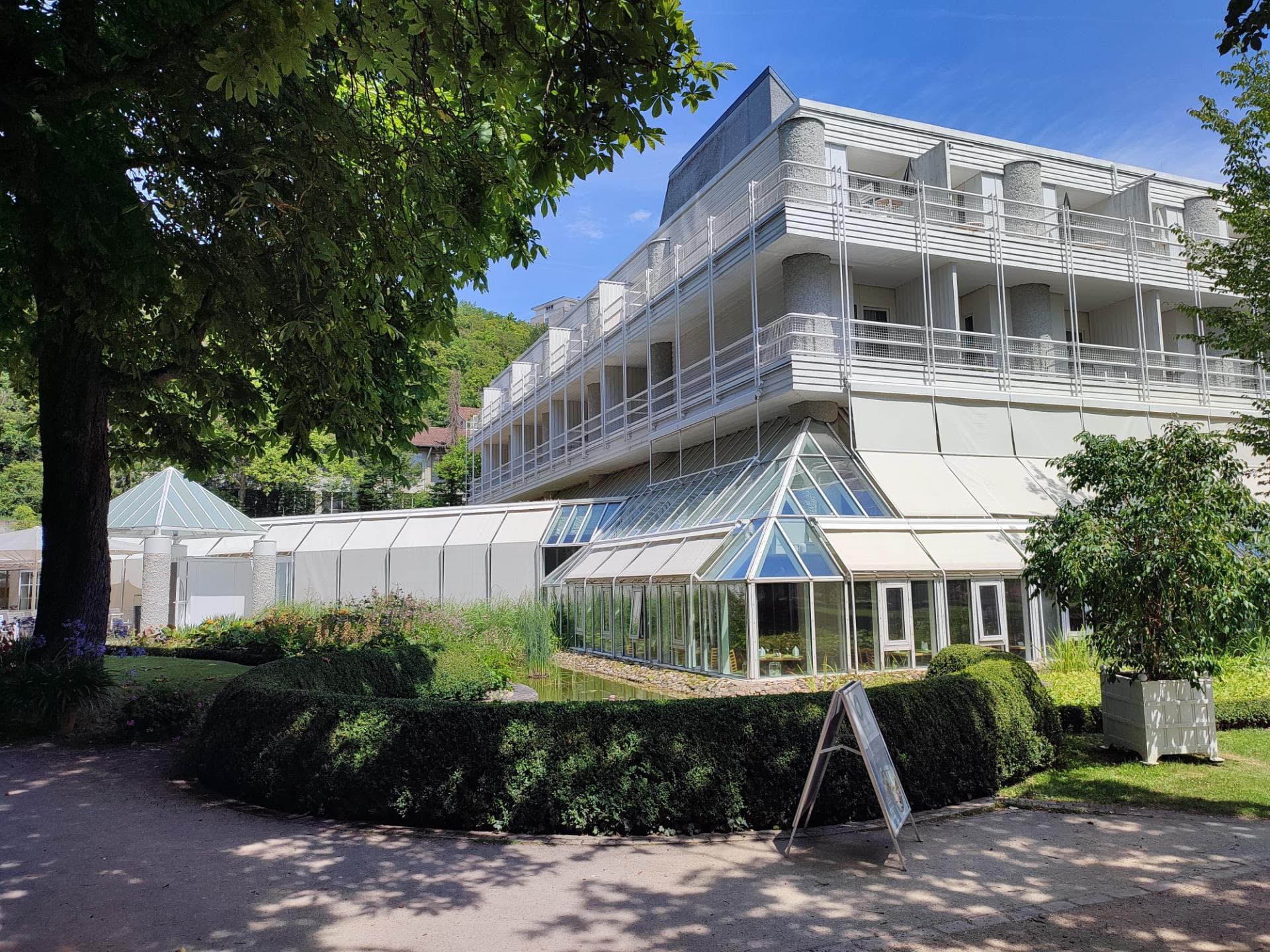 Best Western Premier Parkhotel Bad Mergentheim (via Wikimedia Commons, CC0)