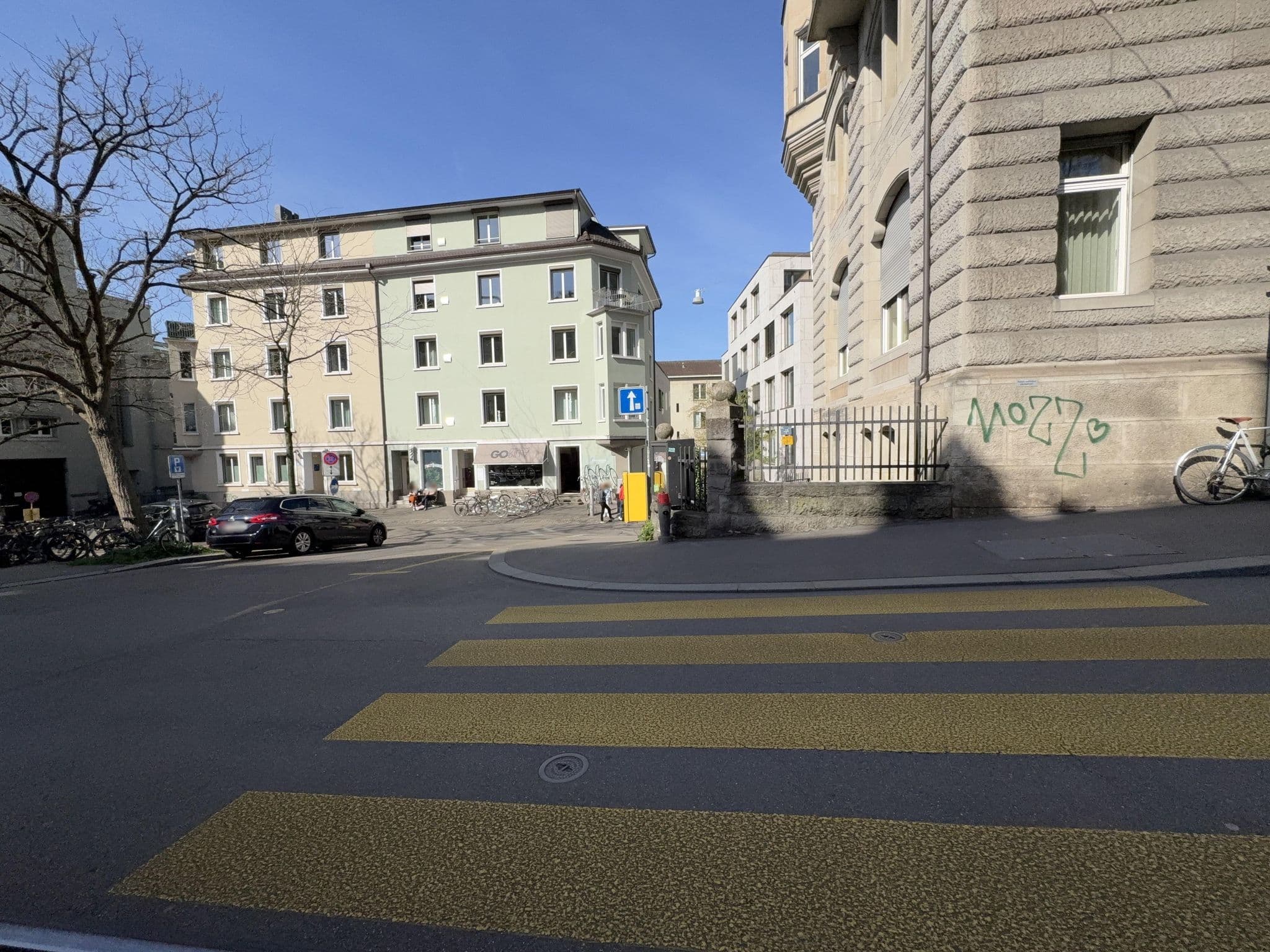 Street view near Hotel Arlette, Zürich (Kreis 1) / Rathaus — © varund (CC BY-SA · Mapillary)