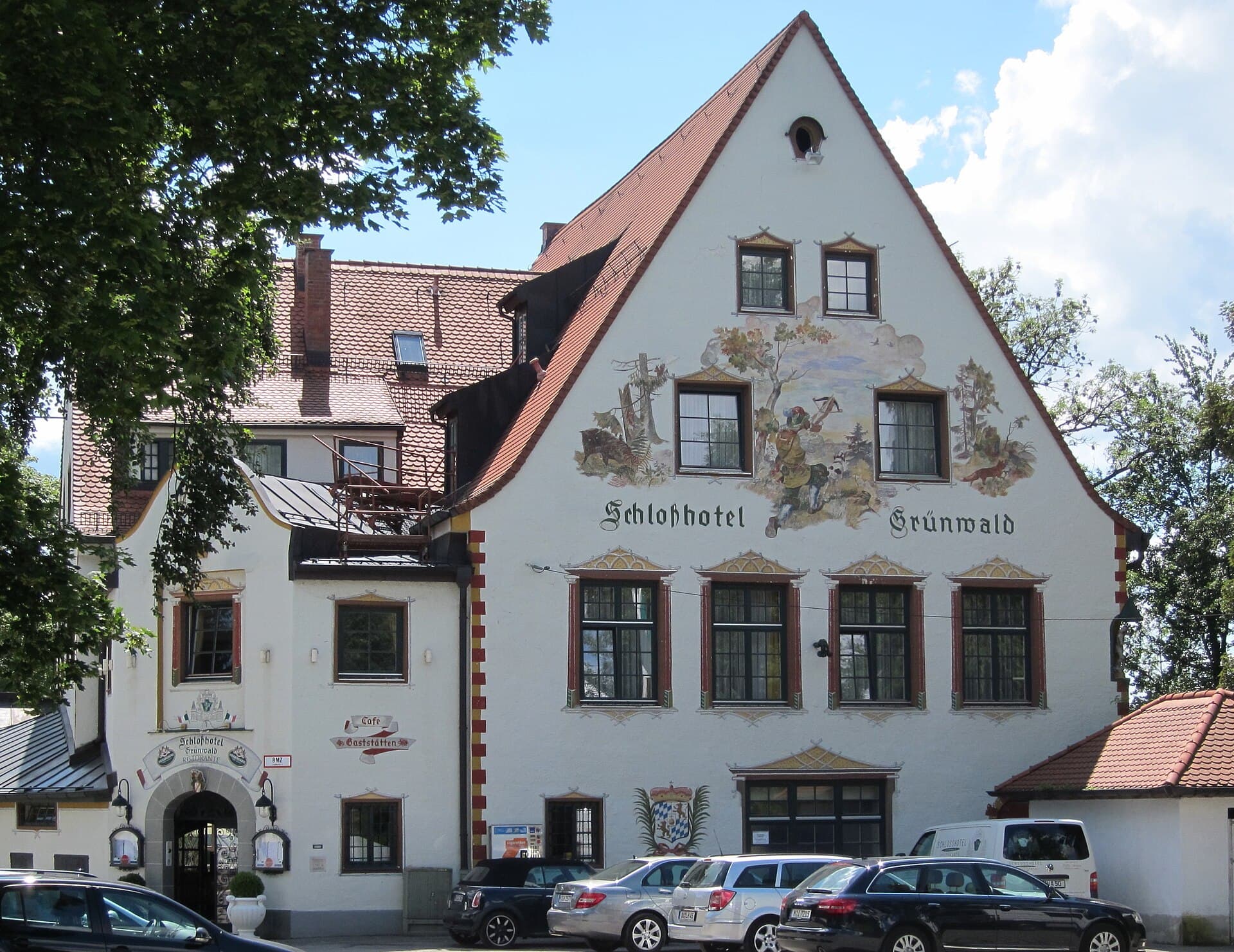 Schlosshotel Grünwald (via Wikimedia Commons, CC BY-SA 3.0)