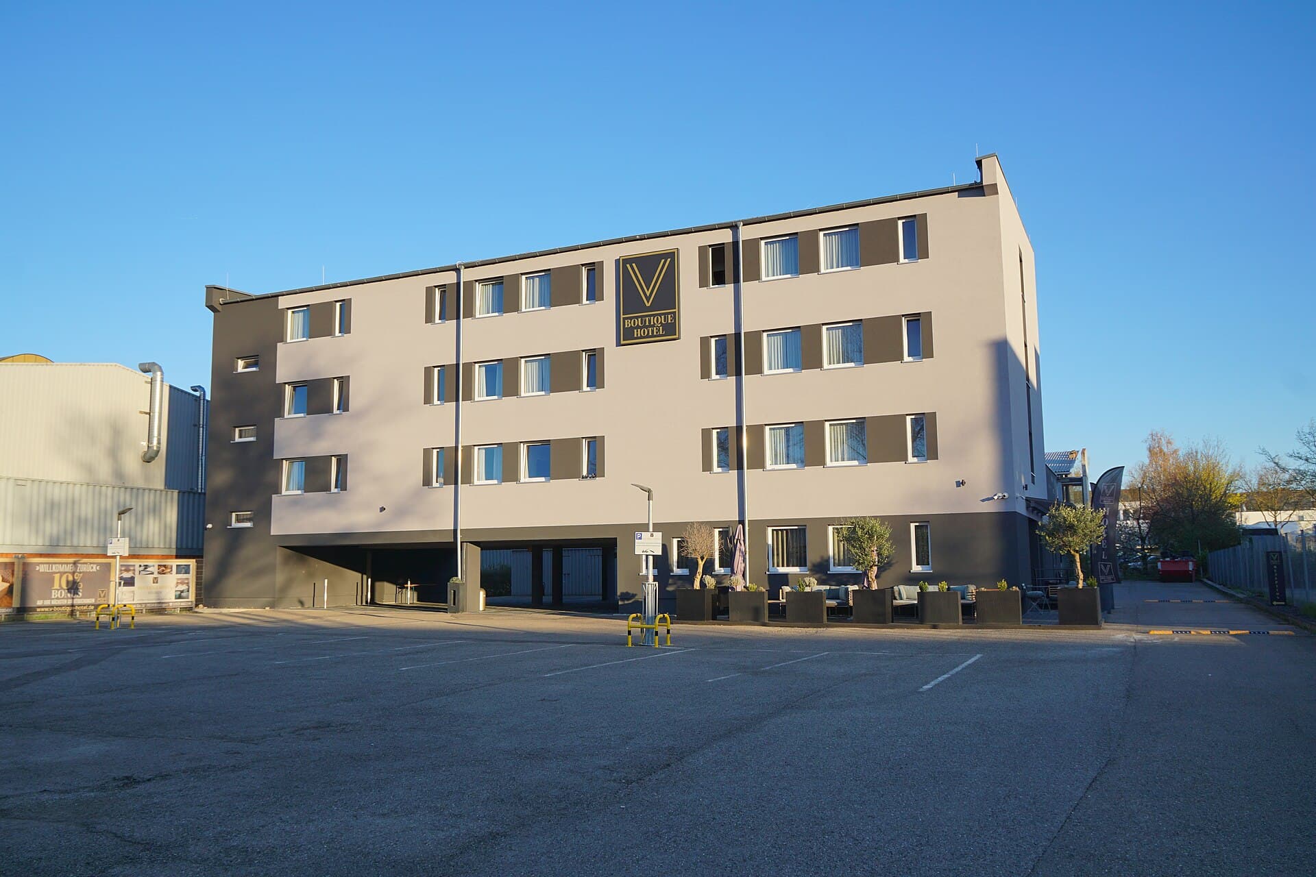V BOUTIQUE HOTEL (via Wikimedia Commons, CC BY-SA 3.0)