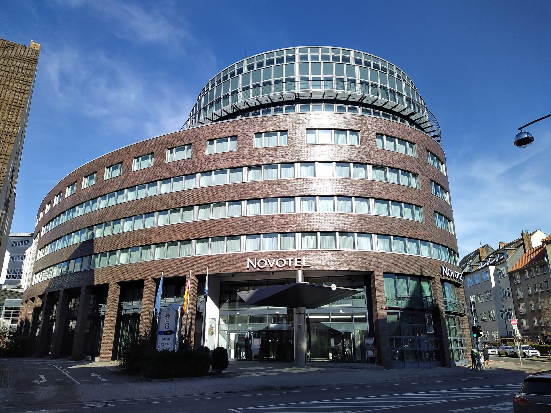 Novotel Hannover (via Wikimedia Commons, CC BY 4.0)