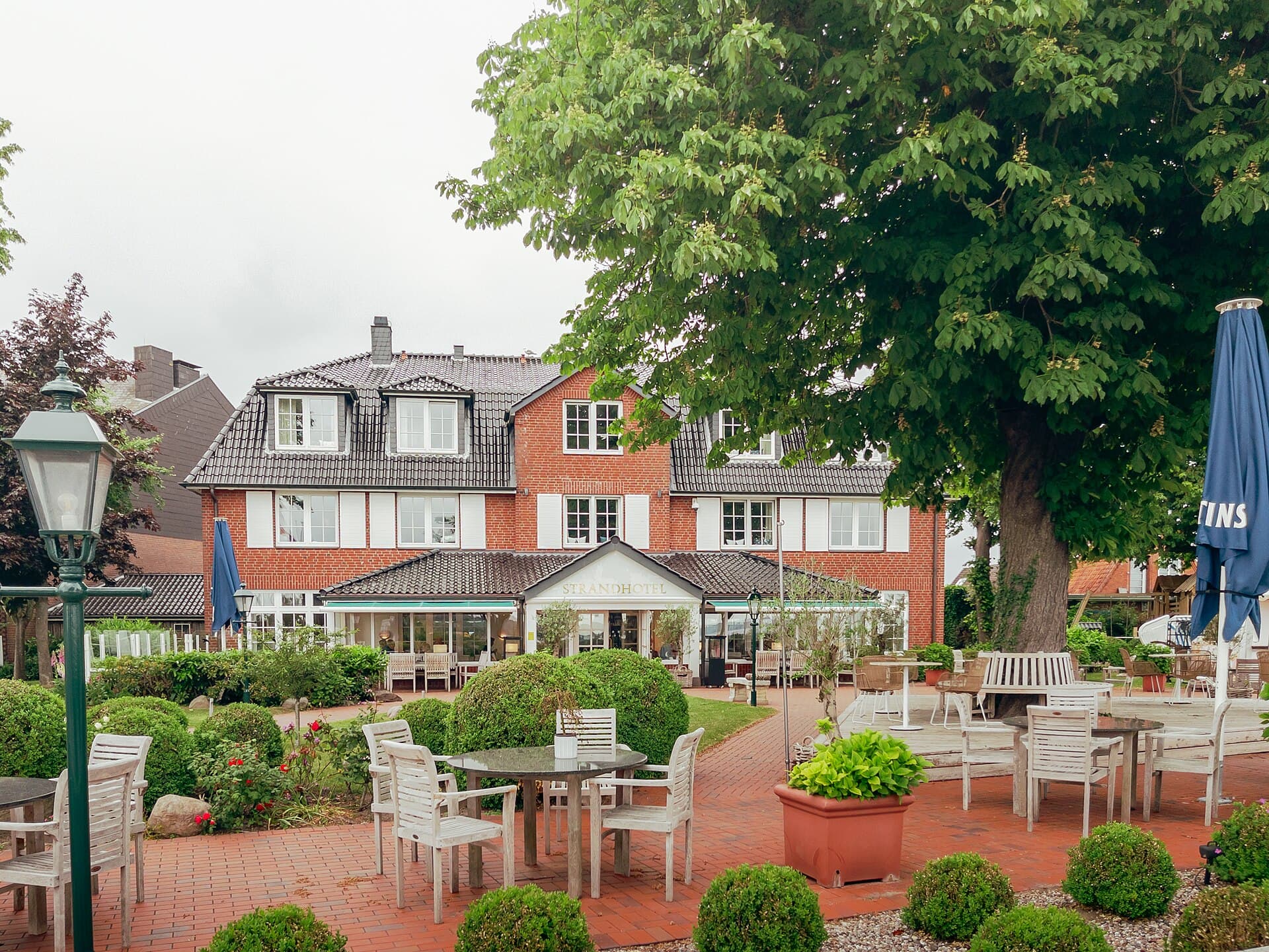 Strandhotel Strande (via Wikimedia Commons, CC BY-SA 4.0)