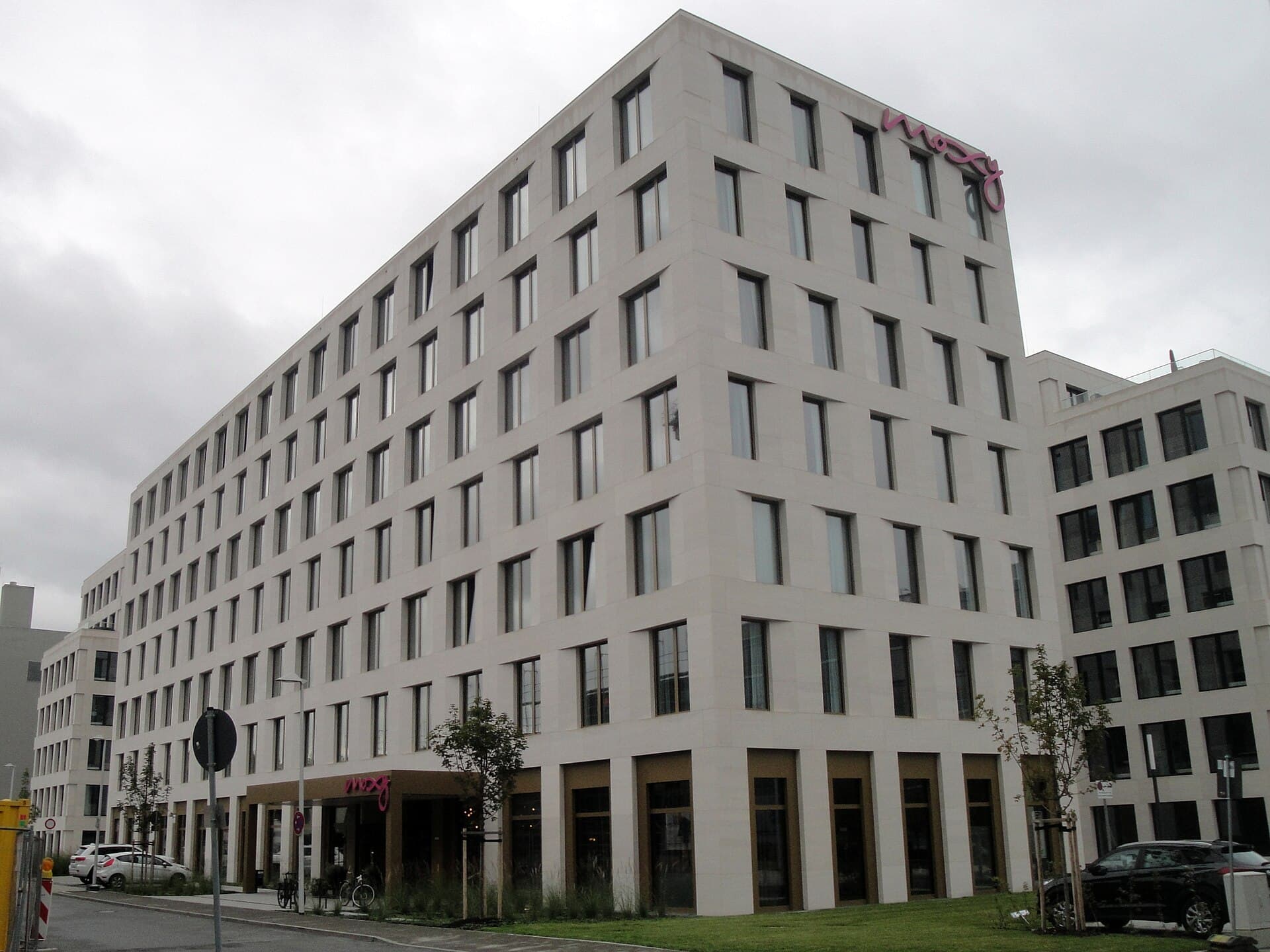 Moxy Hotel Darmstadt (via Wikimedia Commons, CC BY-SA 4.0)