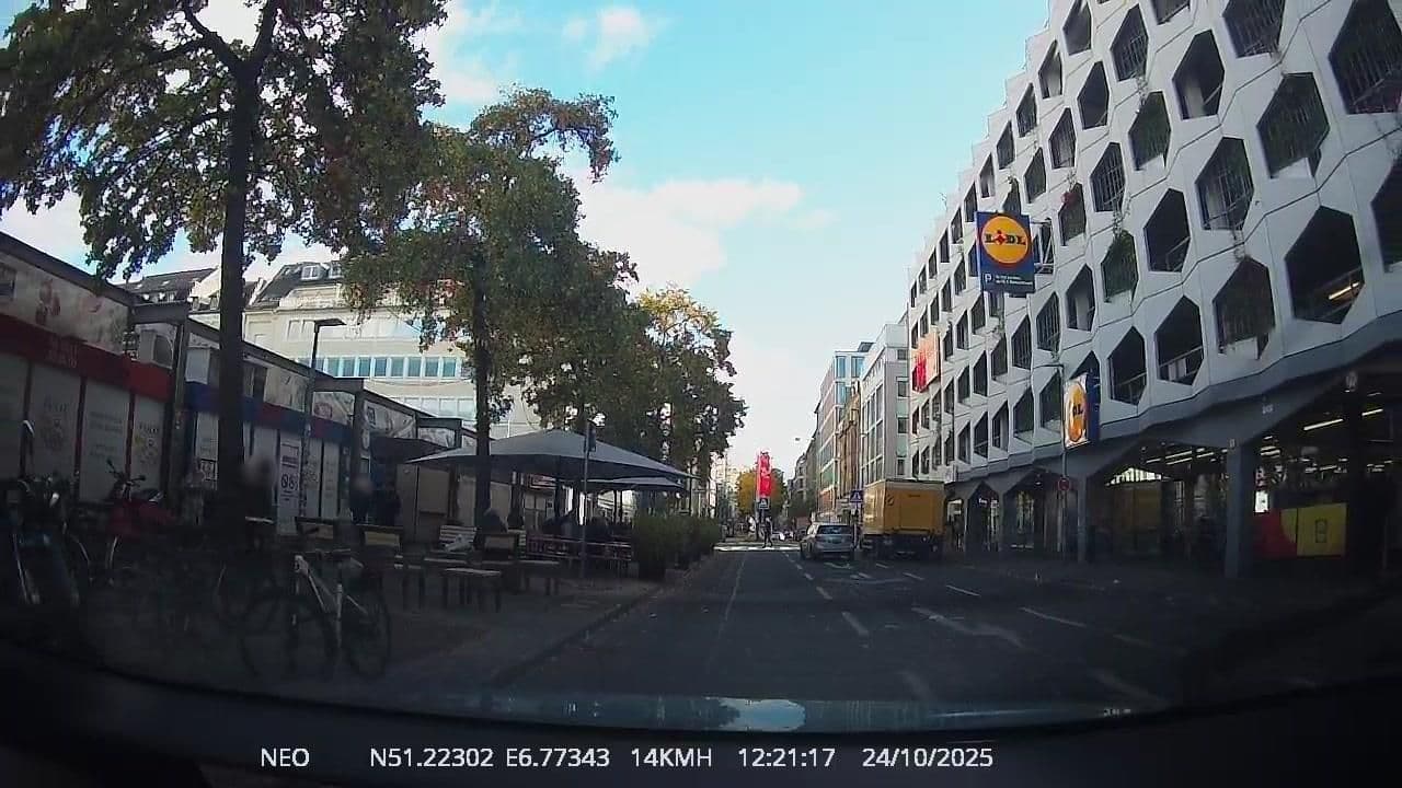 Street view near Das Carls Hotel Düsseldorf, Düsseldorf — © TechniPorter (CC BY-SA · Mapillary)