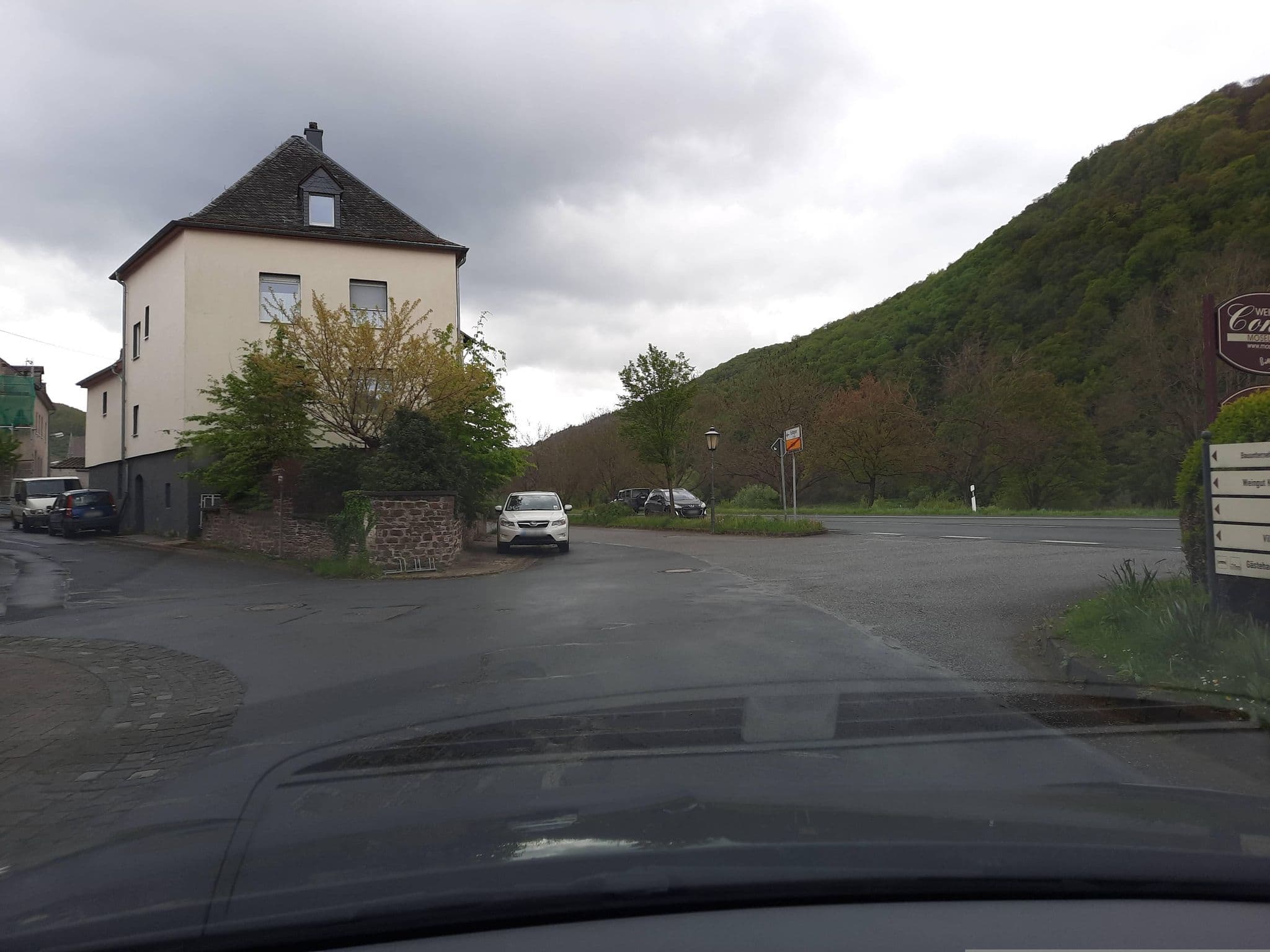 Street view near Hotel Moselterrasse, Ediger-Eller — © Lowiekse (CC BY-SA · Mapillary)