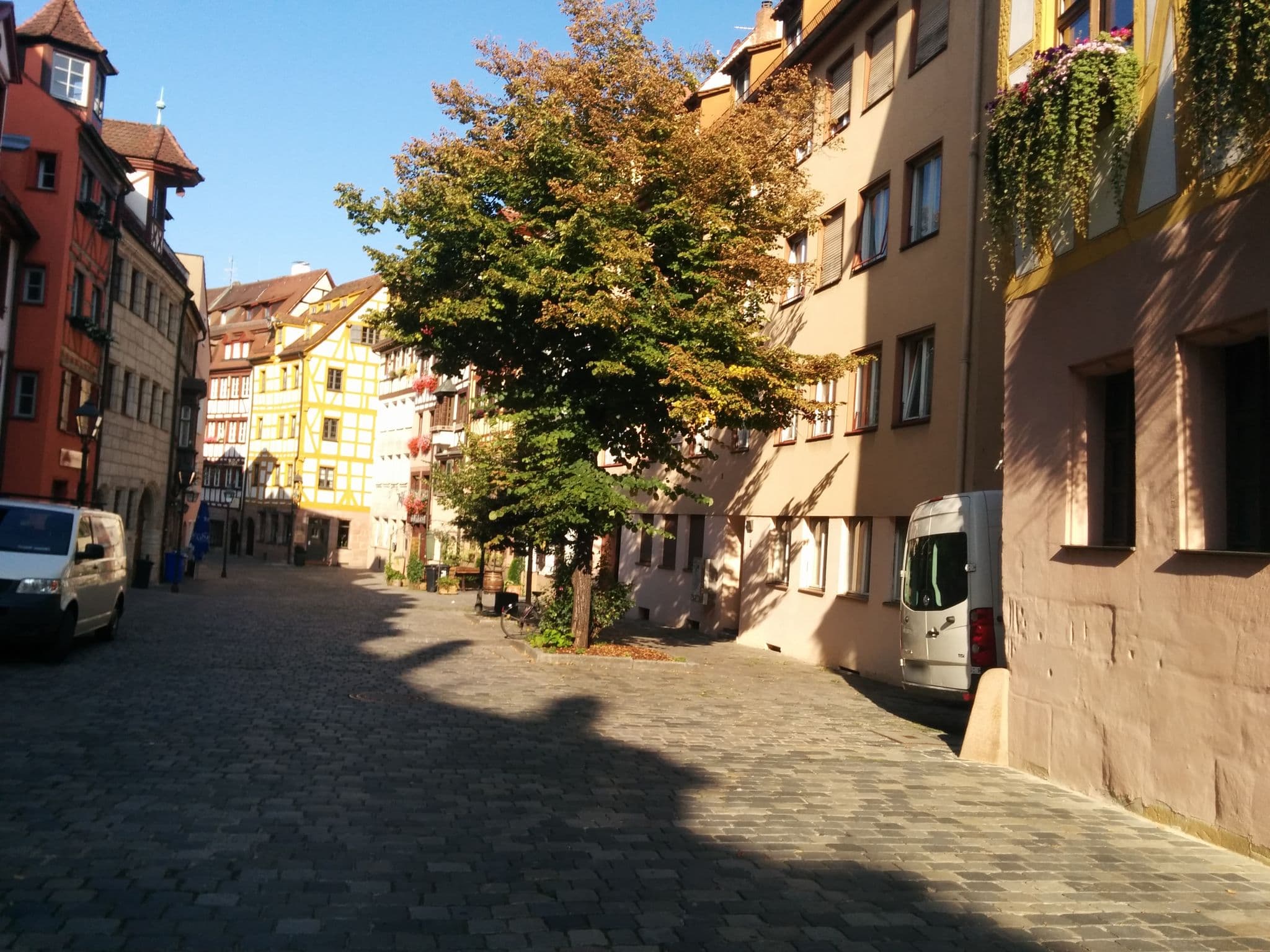 Street view near Hotel Elch Boutique / seit 1342 / eines der ältesten Hotels in Europa und der Welt, Nuremberg — © falk (CC BY-SA · Mapillary)