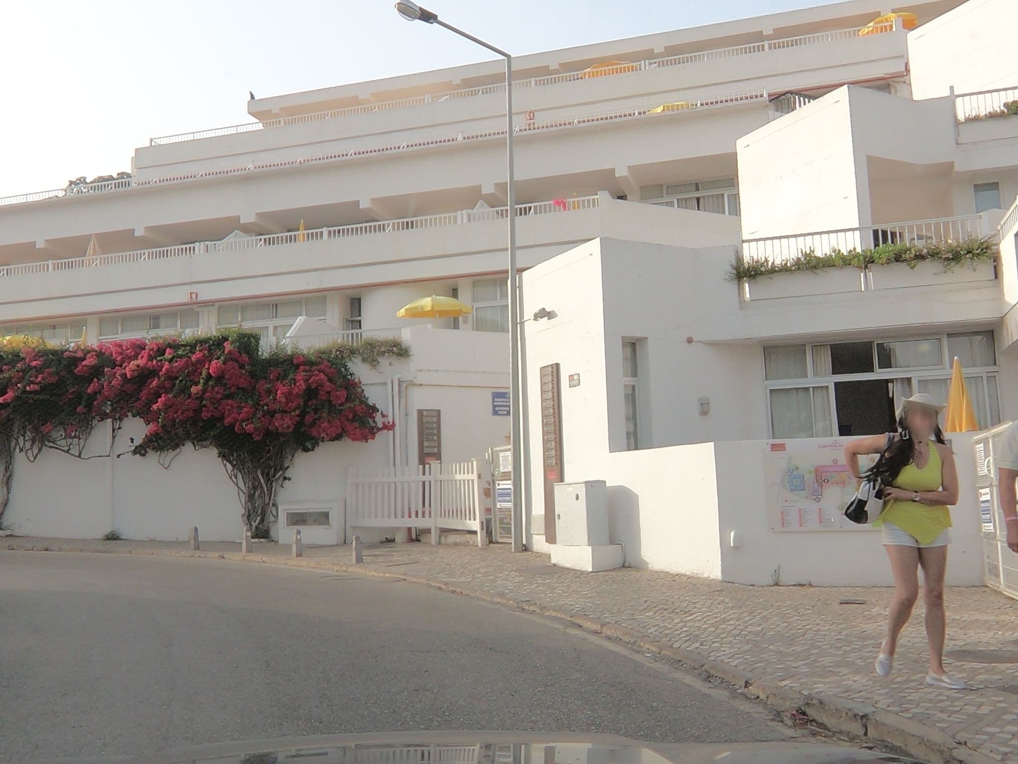 Street view near Clube Praia da Oura Resort Albufeira, Albufeira — © sanjorgepinho (CC BY-SA · Mapillary)