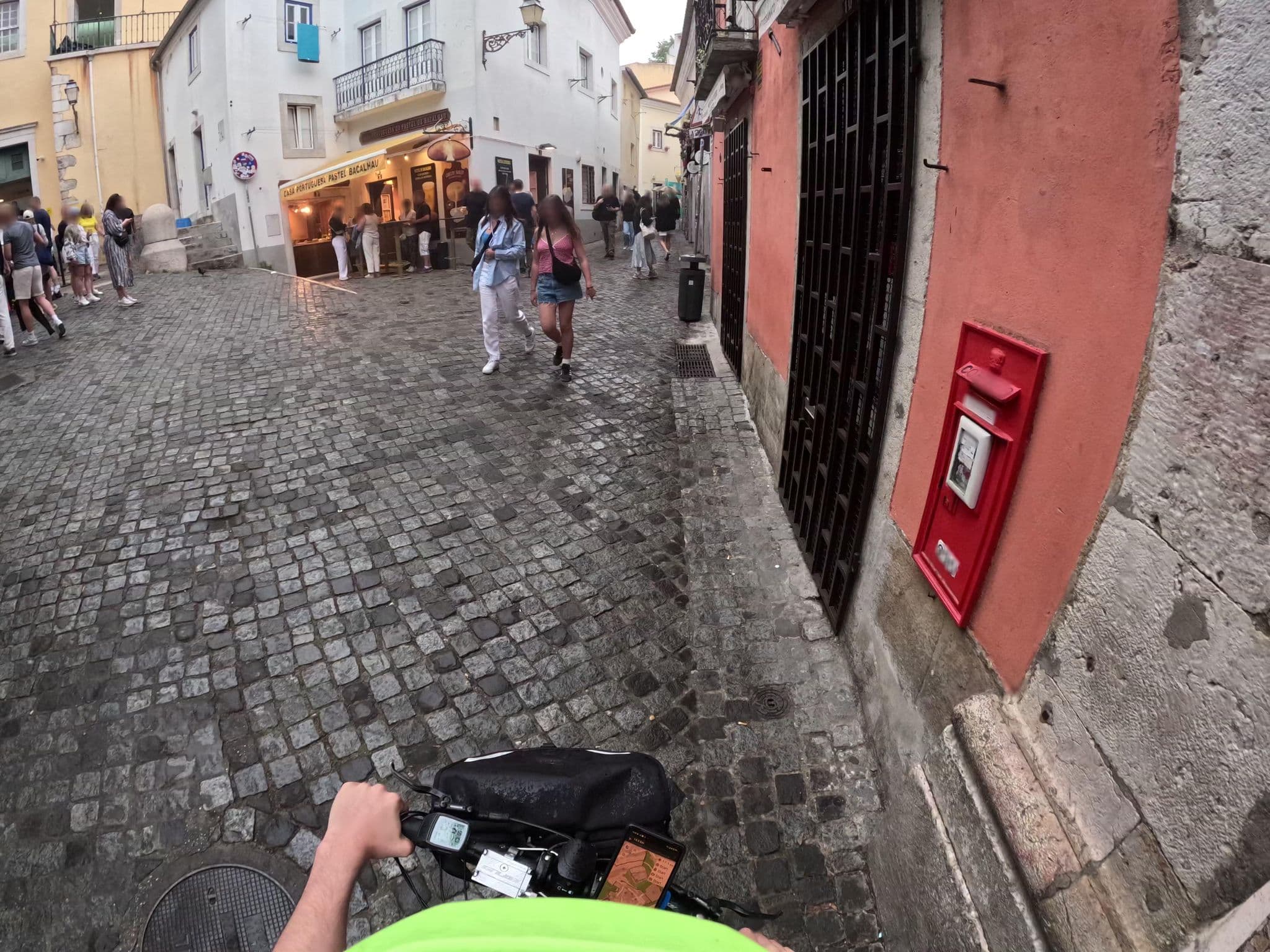 Street view near Castle Inn Lisbon, Baixa — © claudiop (CC BY-SA · Mapillary)