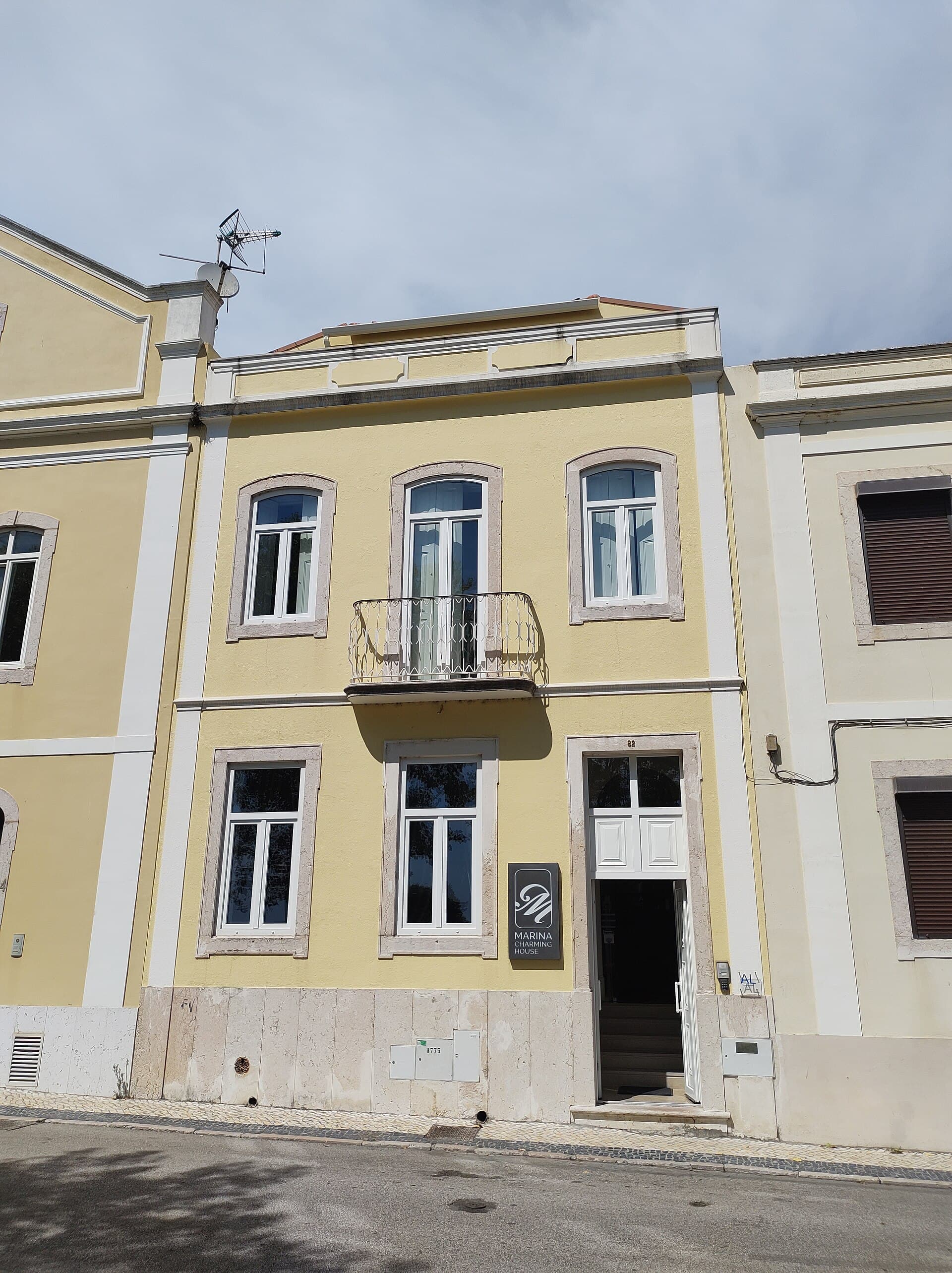 Marina Charming House (via Wikimedia Commons, CC BY-SA 3.0)