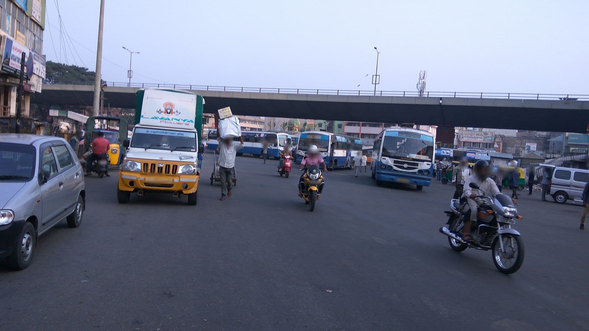Street view near Hotel Bestend, Bengaluru
