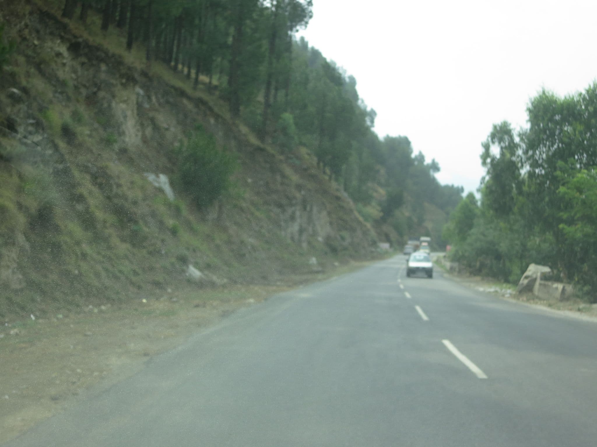 Street view near Tulip Flowing River View, Kulu