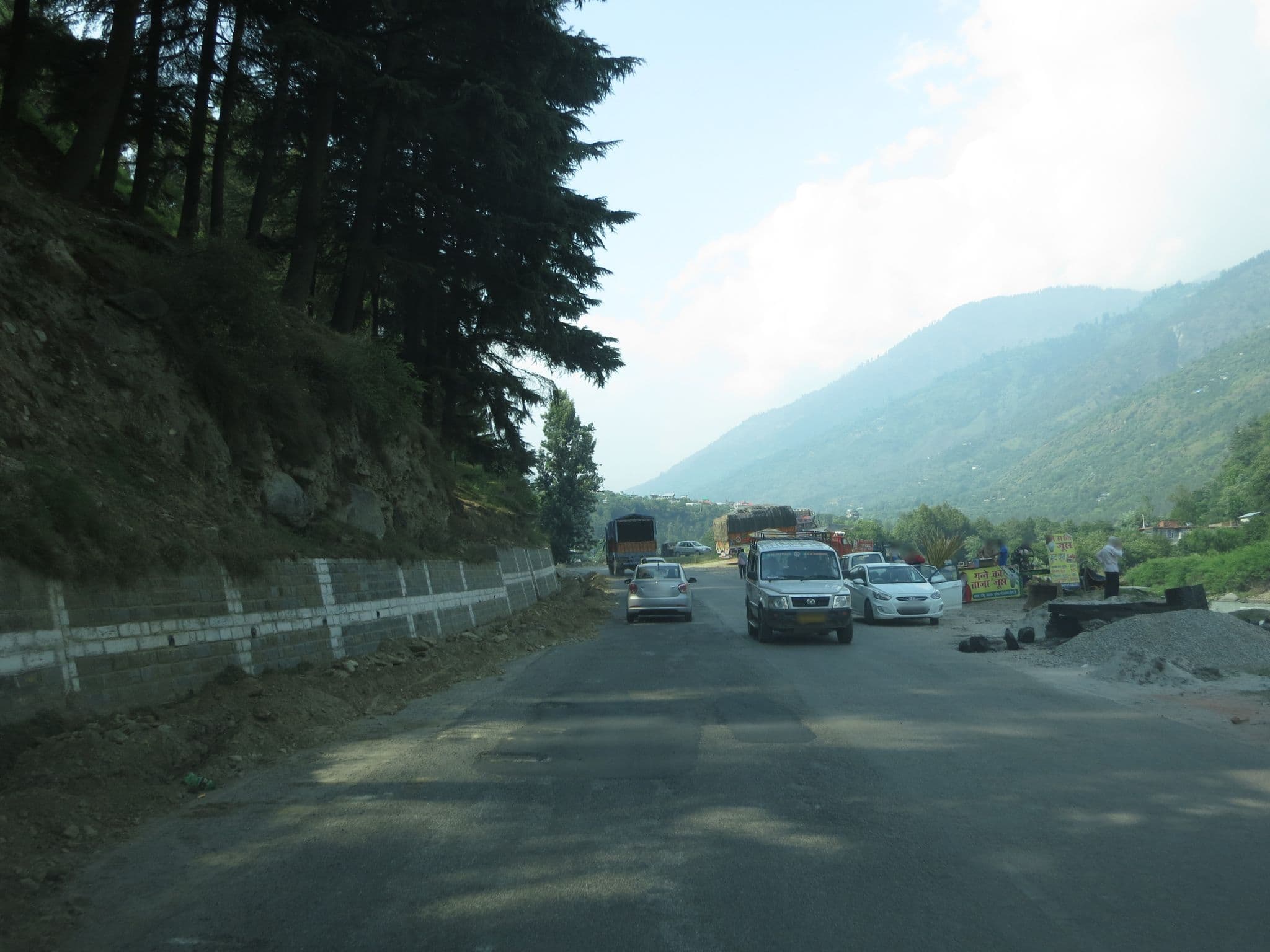 Street view near Hotel Saryal, Kulu