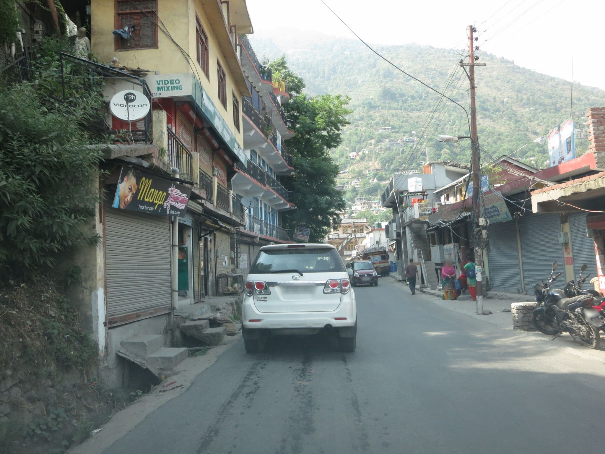 Street view near Tosh Valley Guest House, Kulu