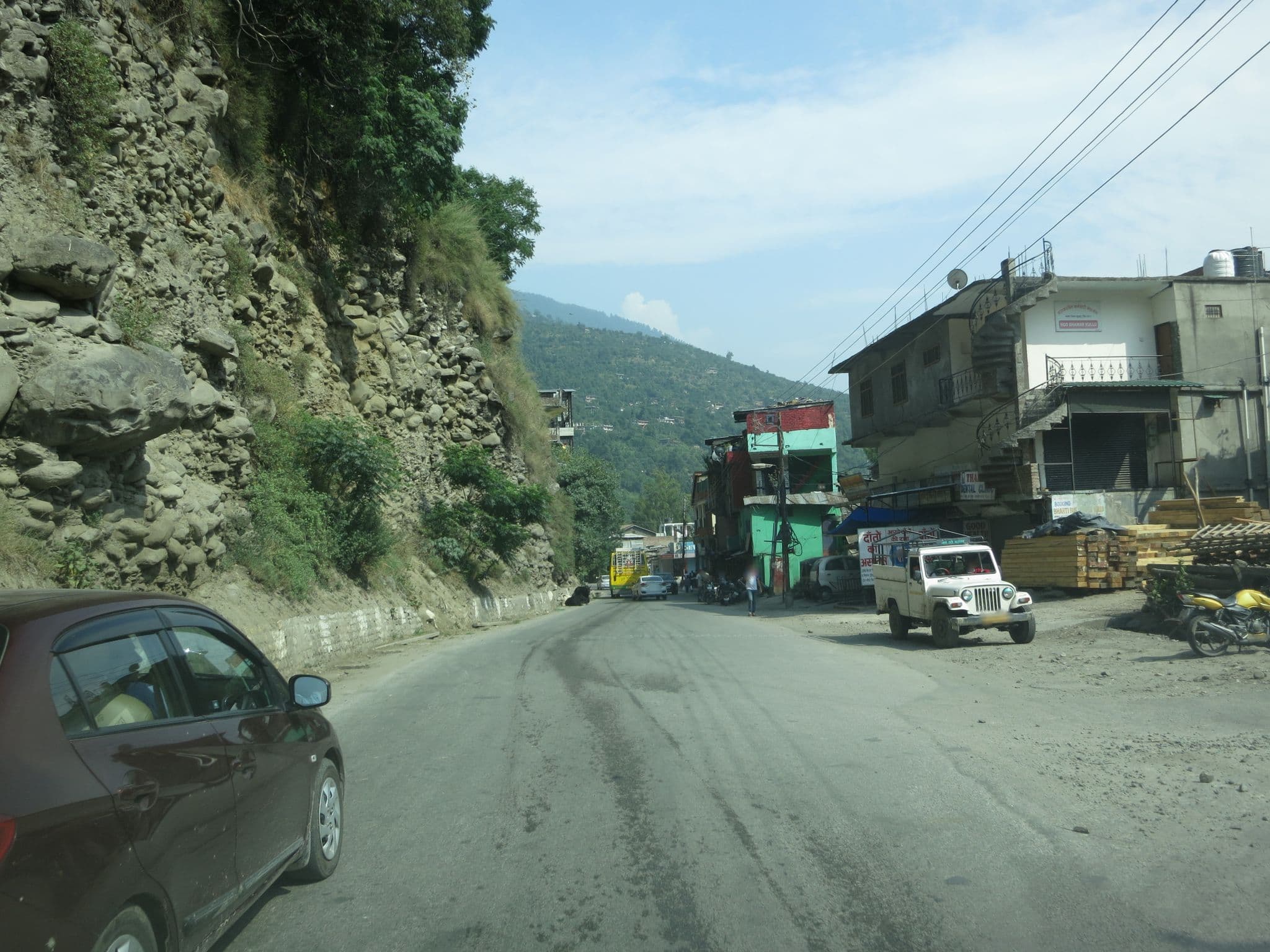 Street view near Narayan Guest House, Kulu