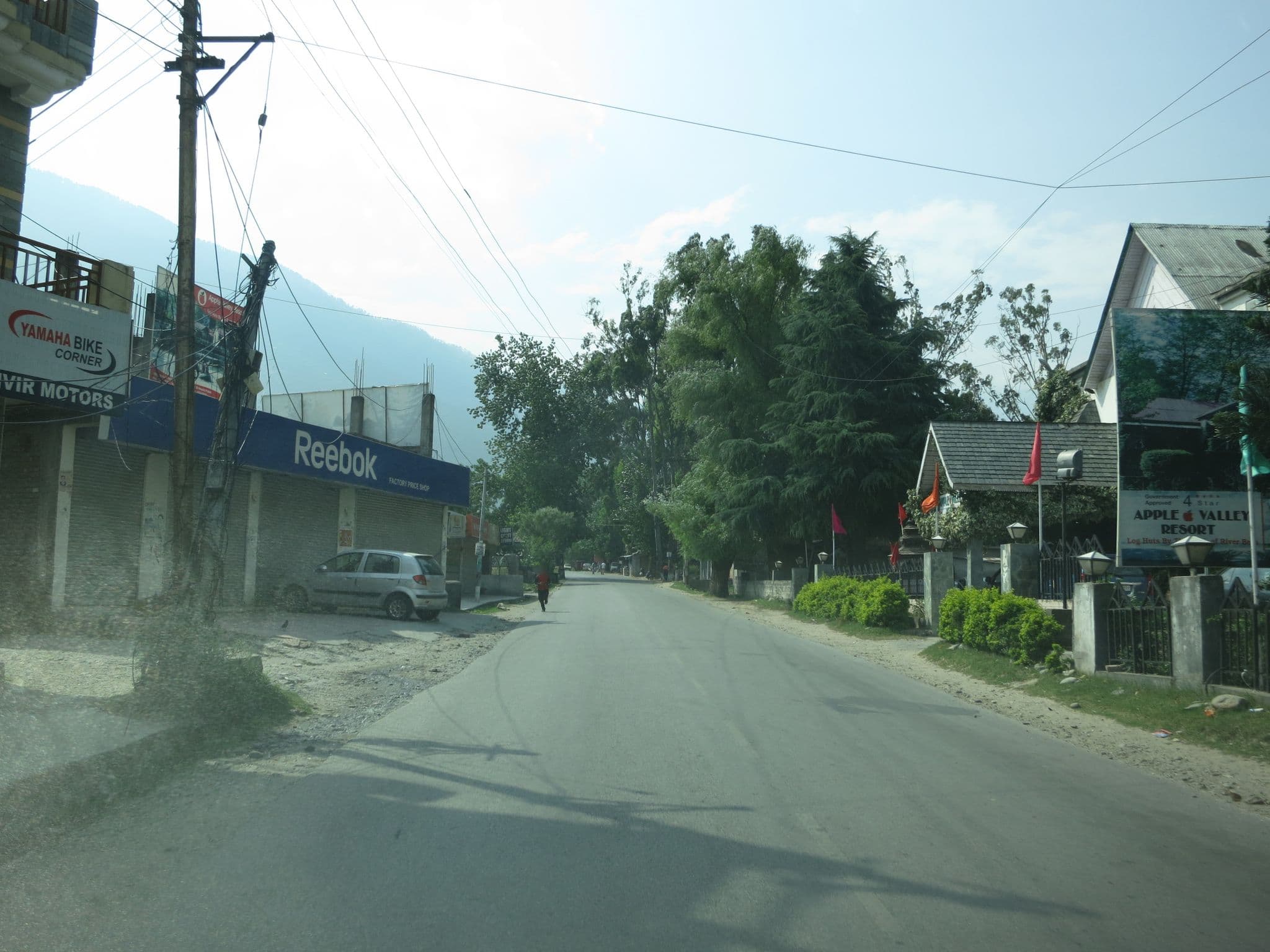 Street view near Apple Valley Resort, Kulu