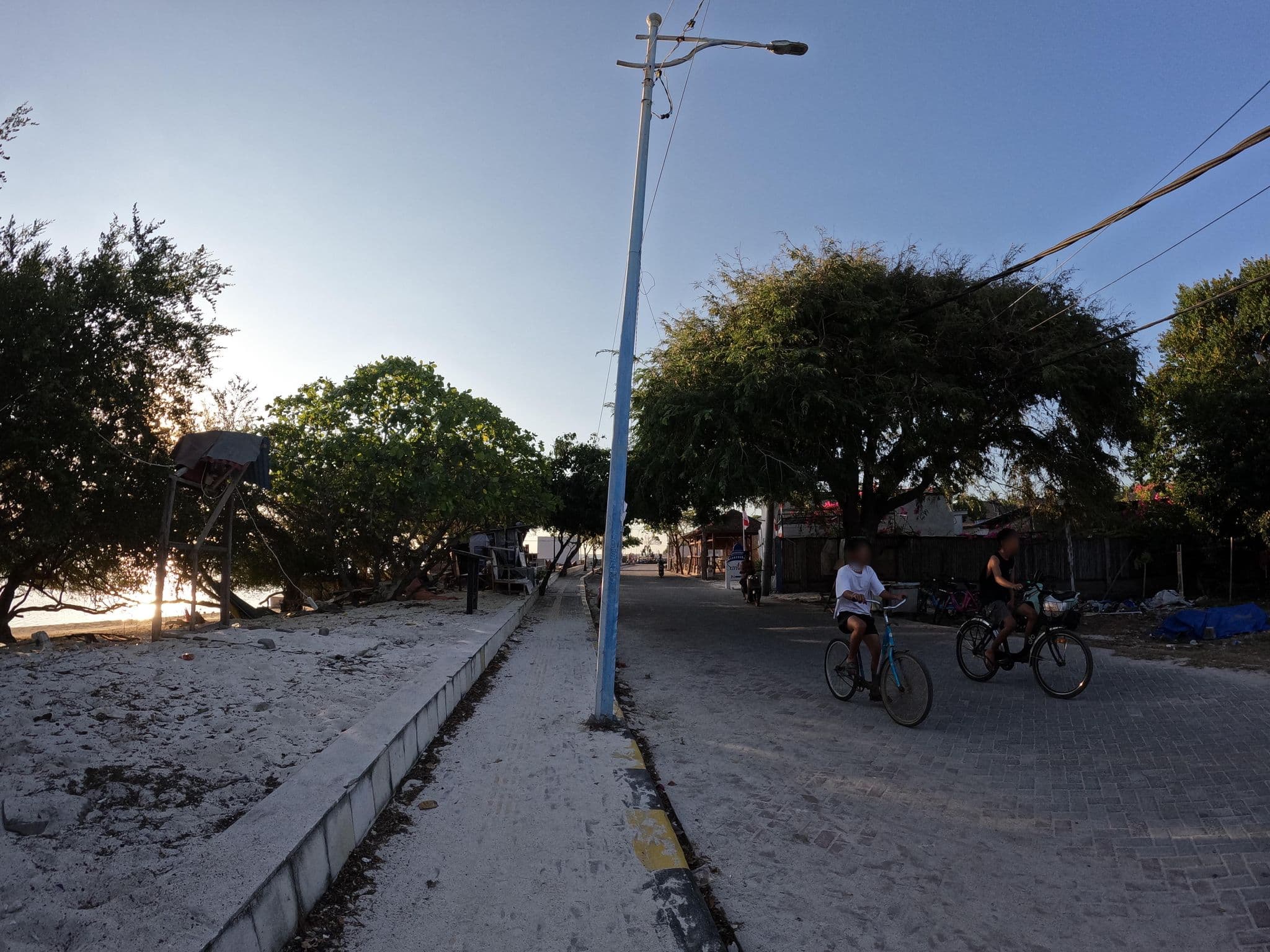 Street view near Santorini Beach Resort, Gili Trawangan, Gili Trawangan — © lucomsky (CC BY-SA · Mapillary)