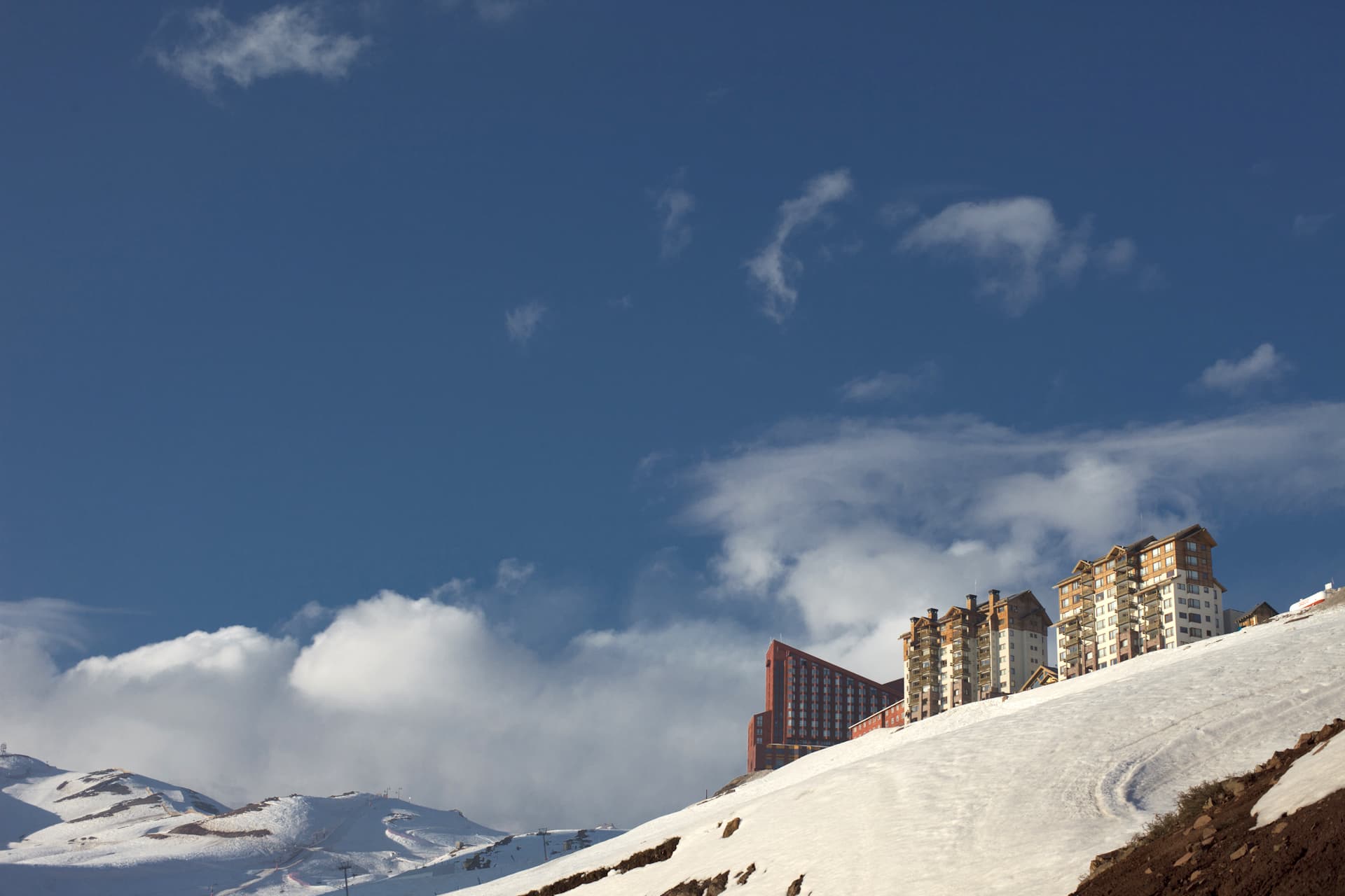 Hotel Valle Nevado (via Wikimedia Commons, CC BY-SA 2.0)