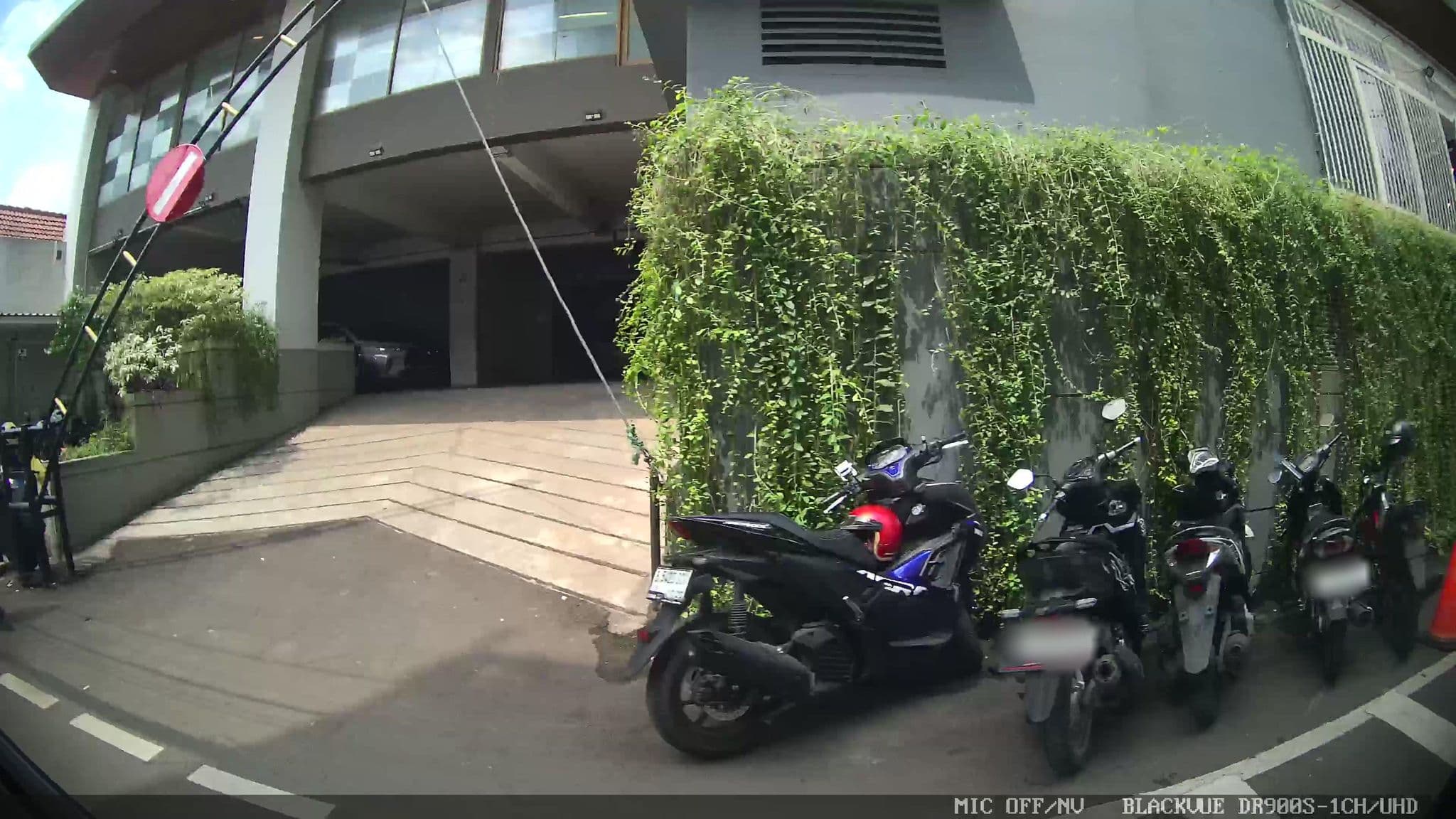 Street view near Verse Luxe Hotel Wahid Hasyim, Jakarta
