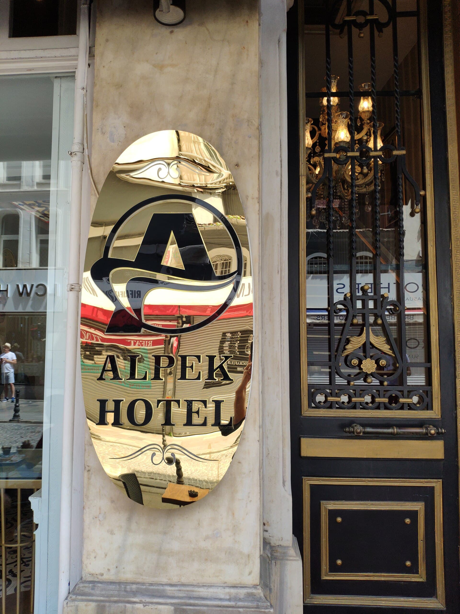 Alpek Hotel (via Wikimedia Commons, CC BY-SA 4.0)