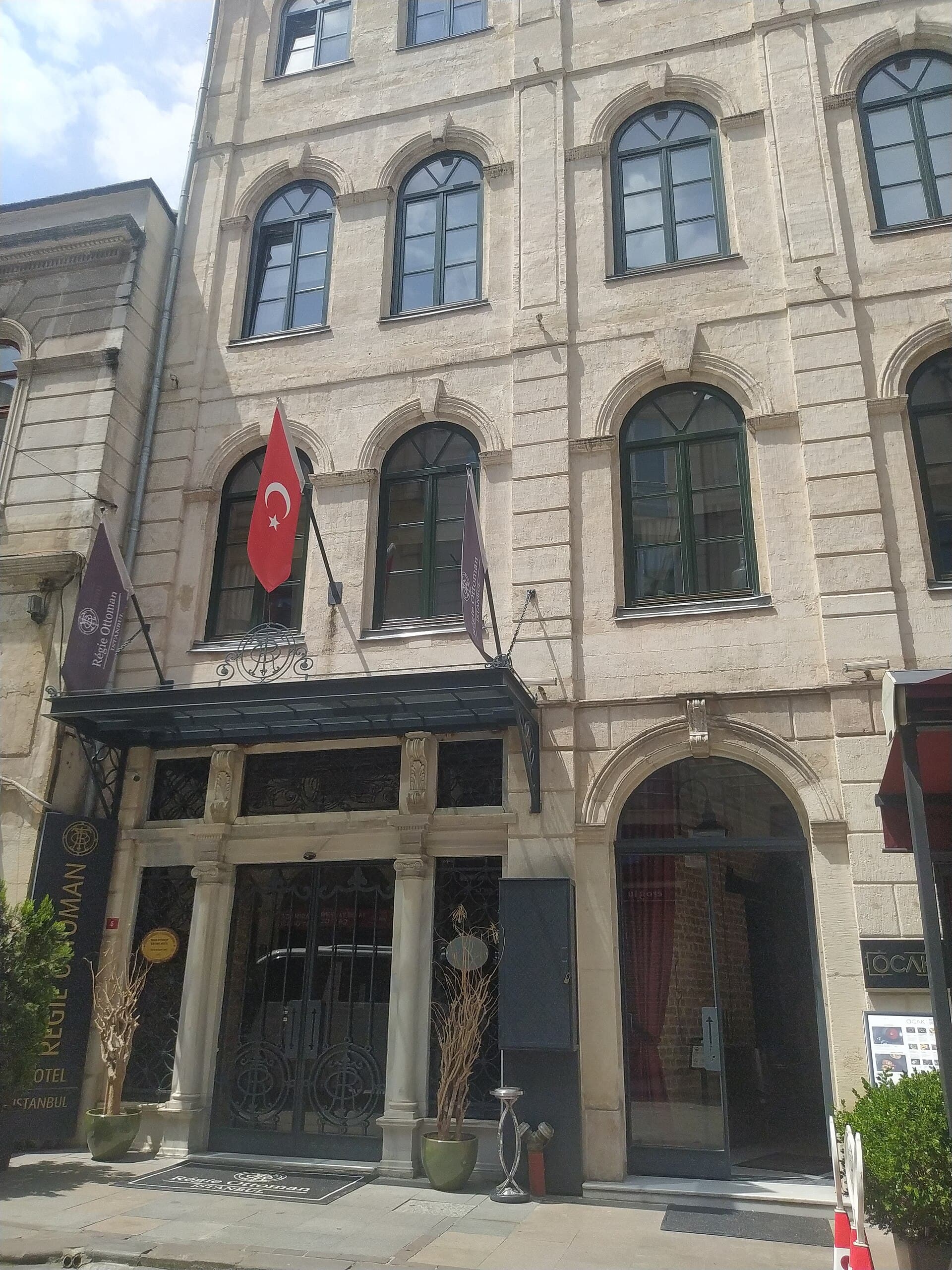 Régie Ottoman Hotel Istanbul (via Wikimedia Commons, CC0)