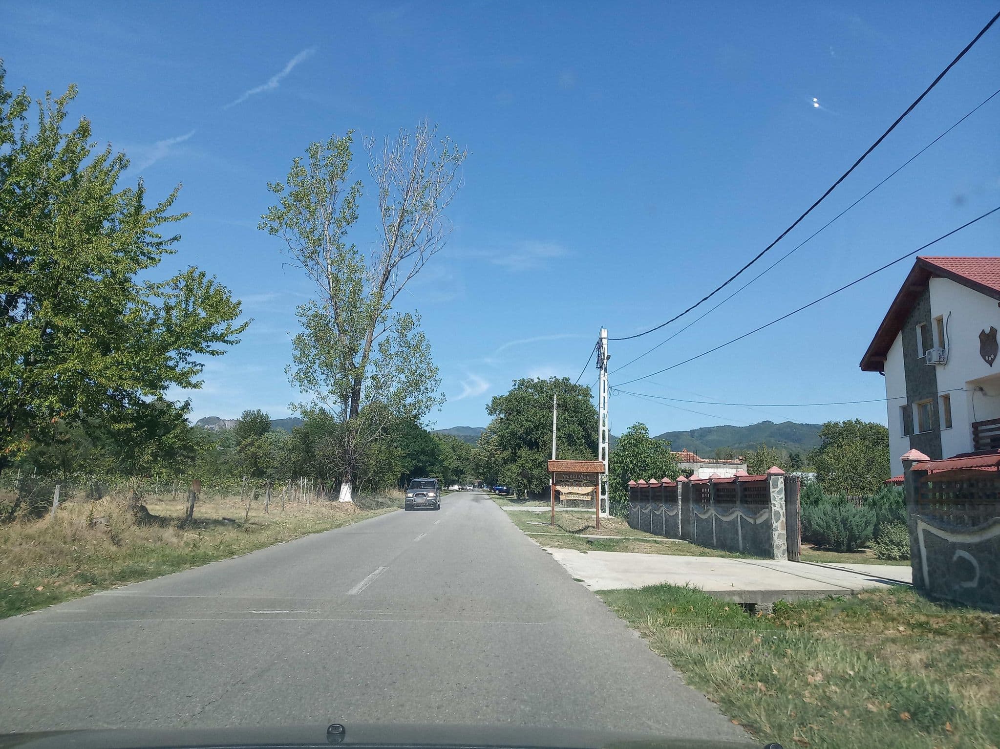 Street view near Pensiunea Colţ de Rai, Polovragi — © tavi (CC BY-SA · Mapillary)