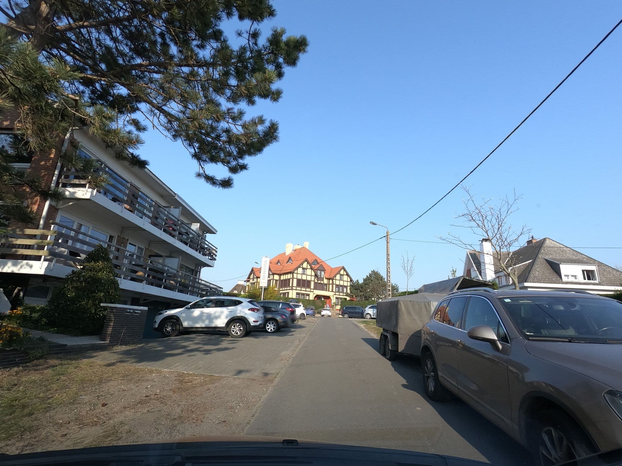Street view near Hotel Bilderdijk, De Haan — © filipc (CC BY-SA · Mapillary)