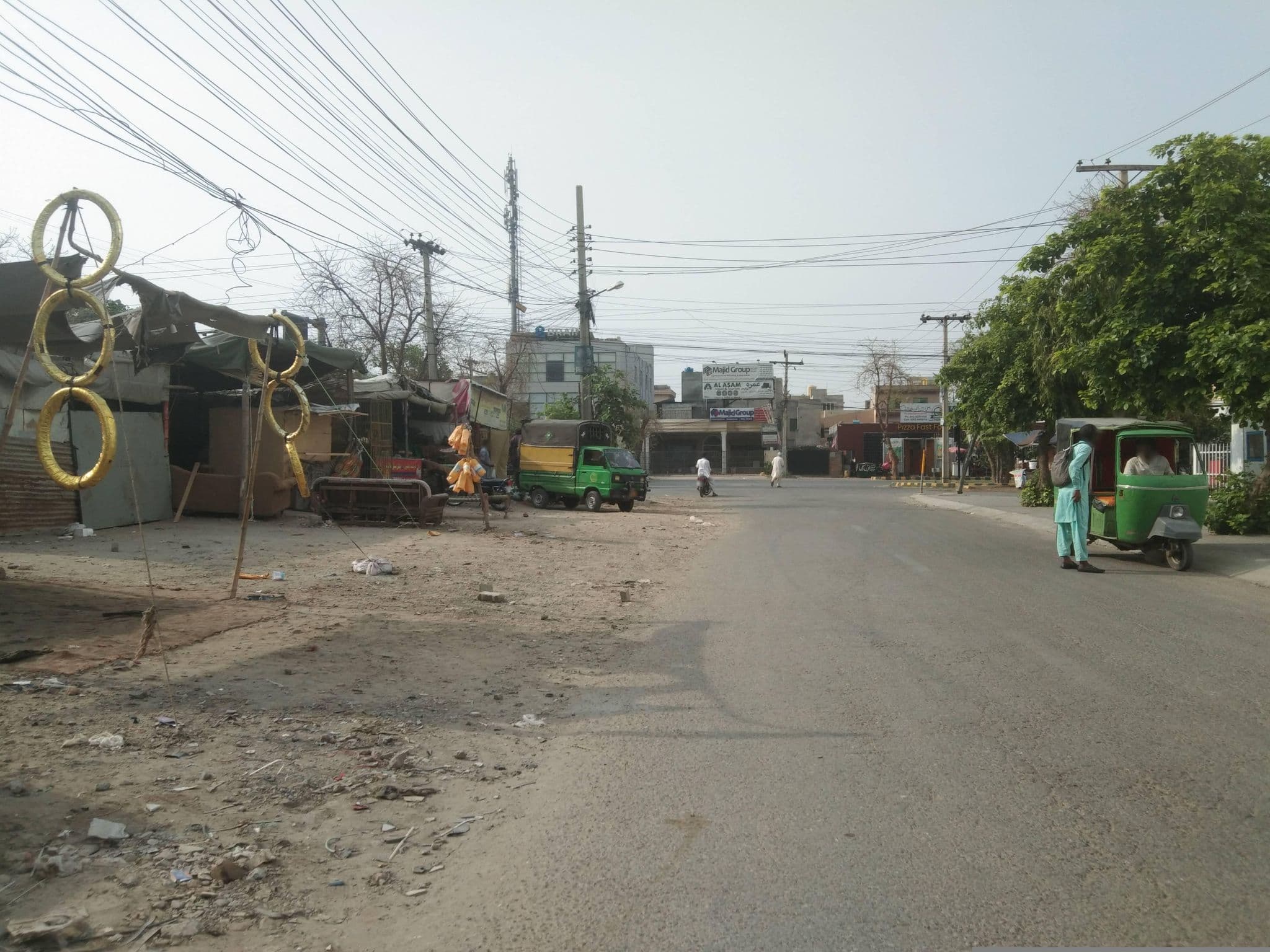 Street view near Gold Pine Hotel Lahore, Model Town — © alihamza (CC BY-SA · Mapillary)